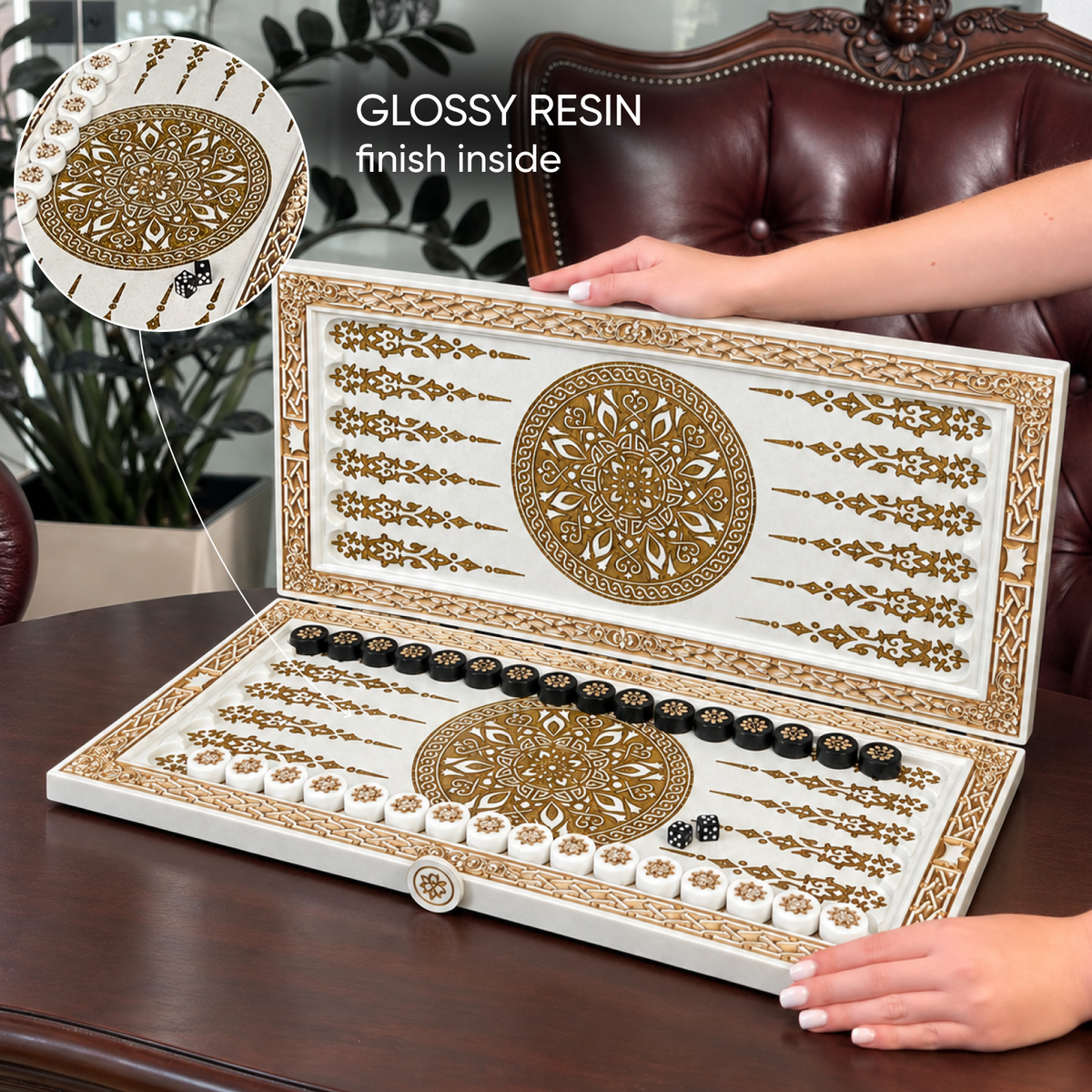 Exklusives Backgammon aus weißem Acrylstein mit Ornamentdetails – Geschenk fürs Leben, 58 x 28 x 5 cm