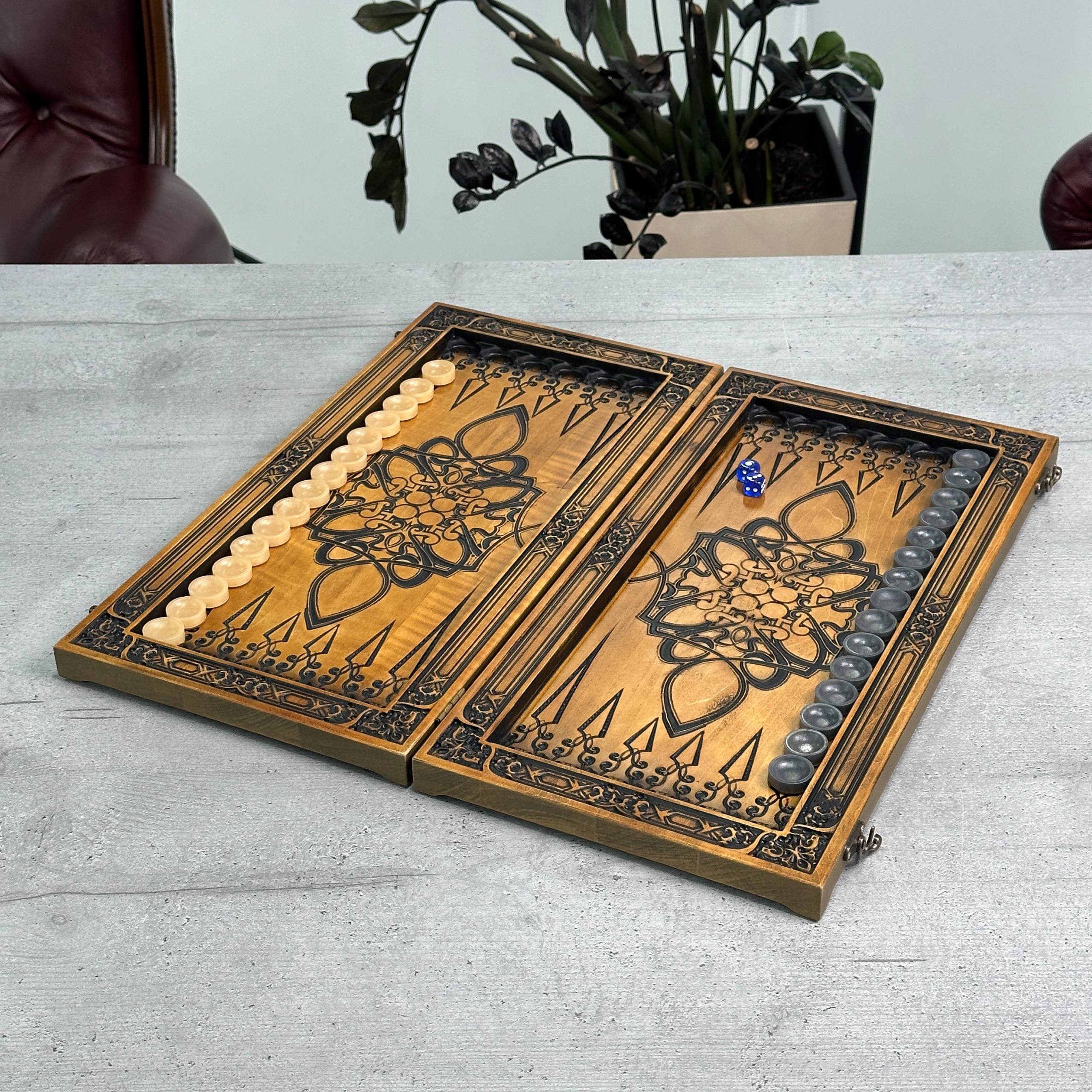 Hölzernes Backgammon-Set „Löwe“ – Luxuriöses Eschenholz, geschnitztes Design, geschenkfertig