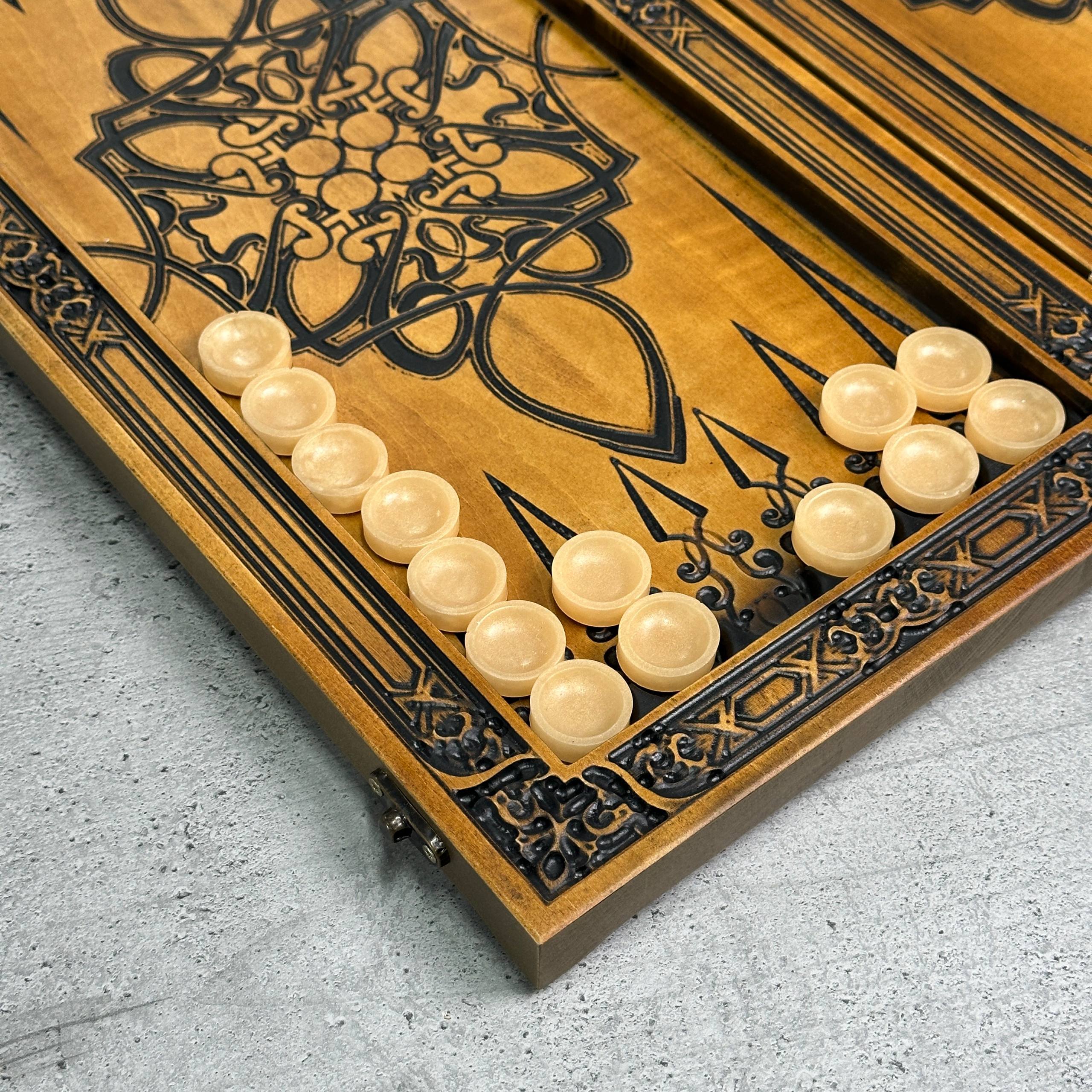 Hölzernes Backgammon-Set „Löwe“ – Luxuriöses Eschenholz, geschnitztes Design, geschenkfertig