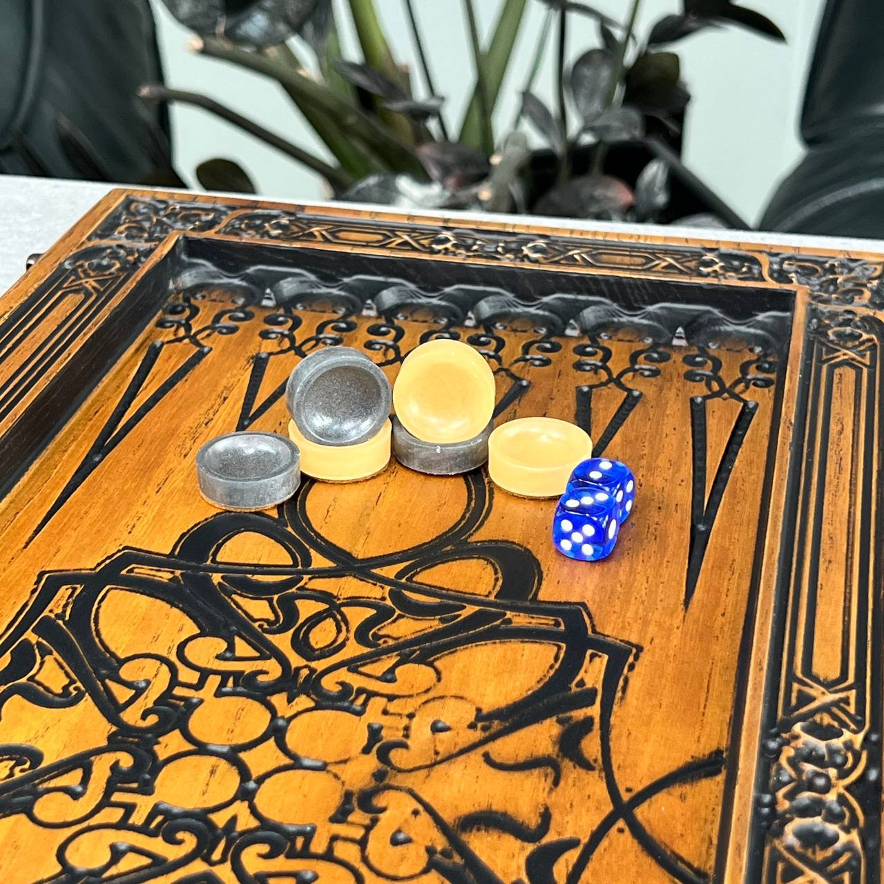 Hölzernes Backgammon-Set „Löwe“ – Luxuriöses Eschenholz, geschnitztes Design, geschenkfertig