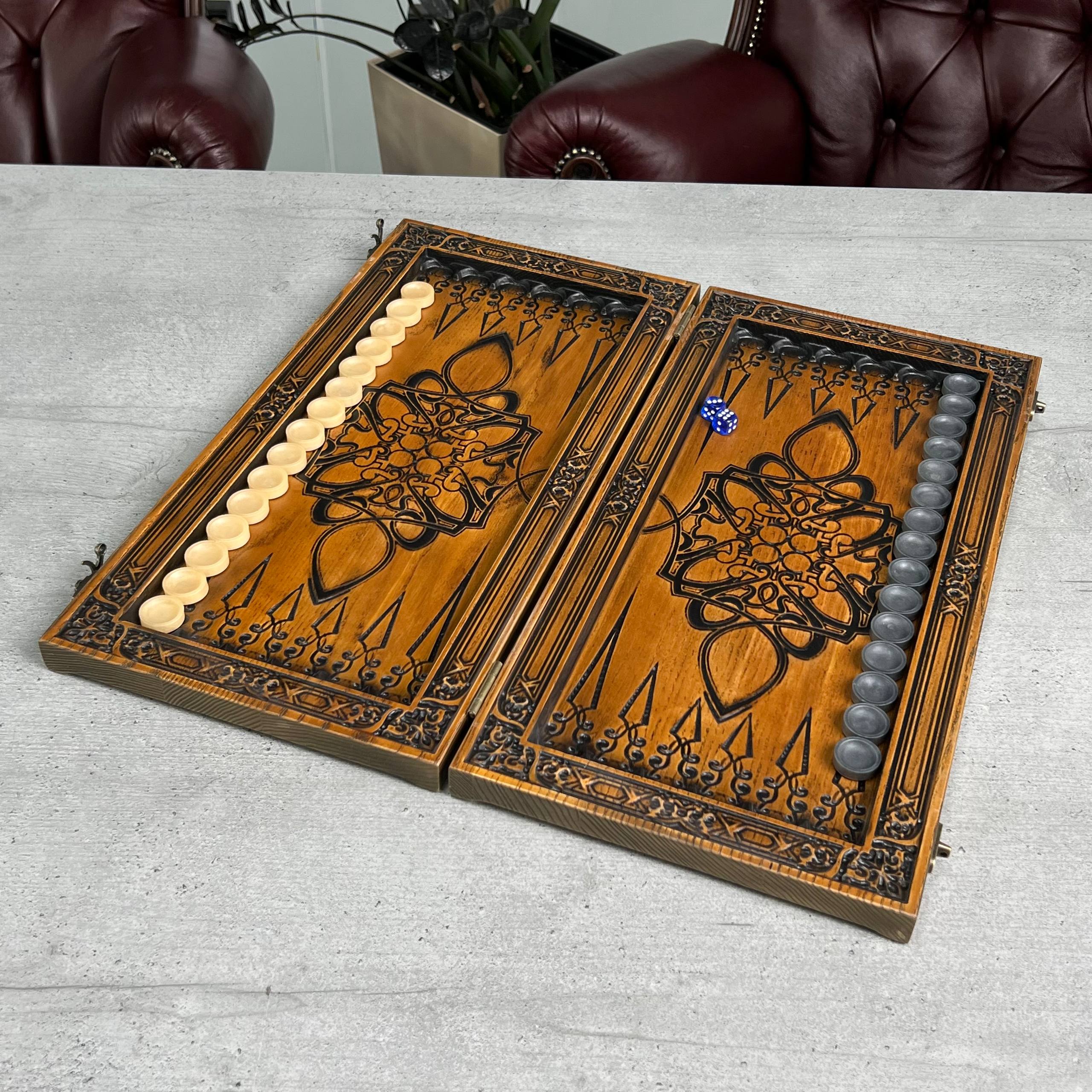 Backgammon aus Holz, geschnitztes Backgammon personalisiert mit Löwe, Backgammon-Set, Geschenk für ihn, personalisiertes Backgammon-Set