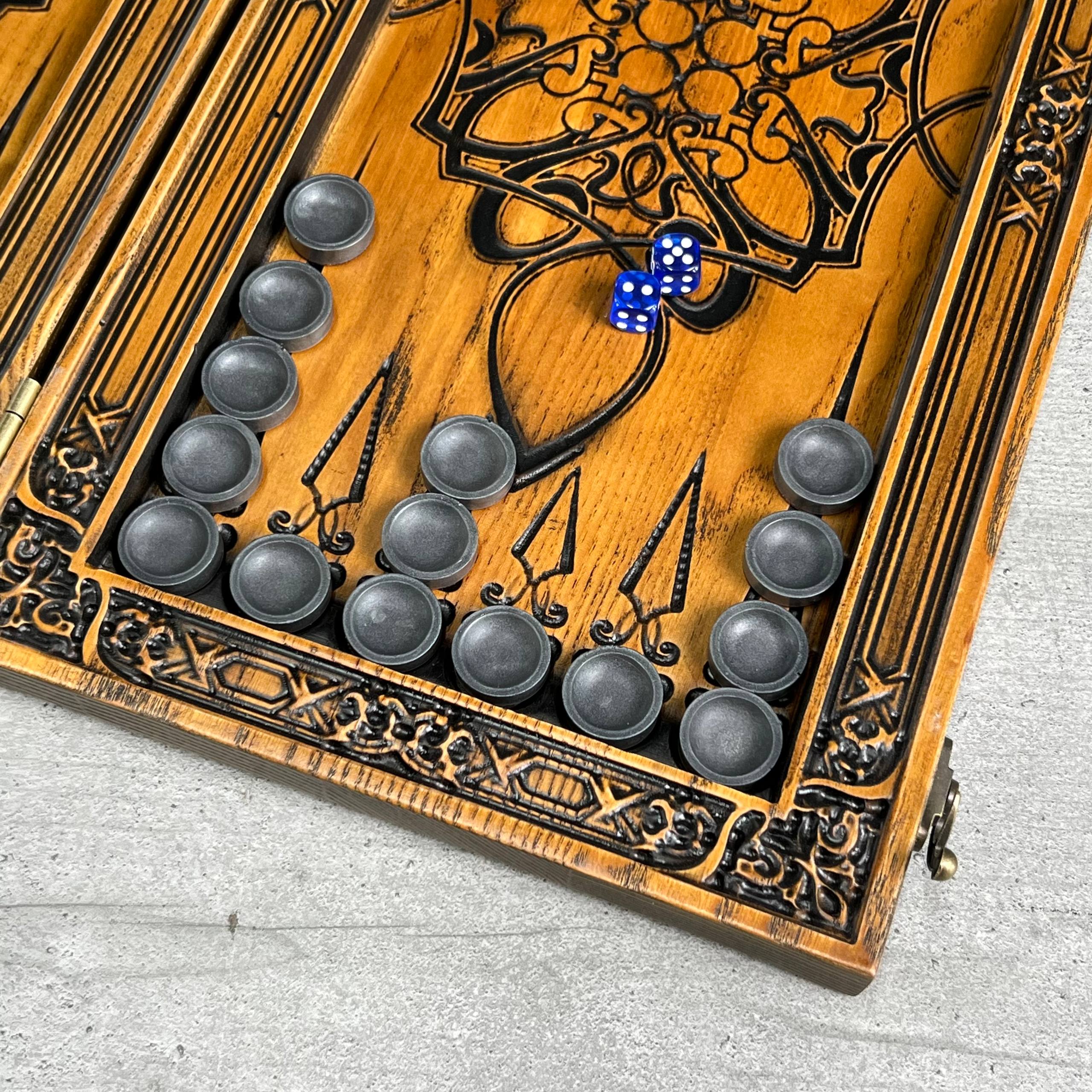 Backgammon aus Holz, geschnitztes Backgammon personalisiert mit Löwe, Backgammon-Set, Geschenk für ihn, personalisiertes Backgammon-Set