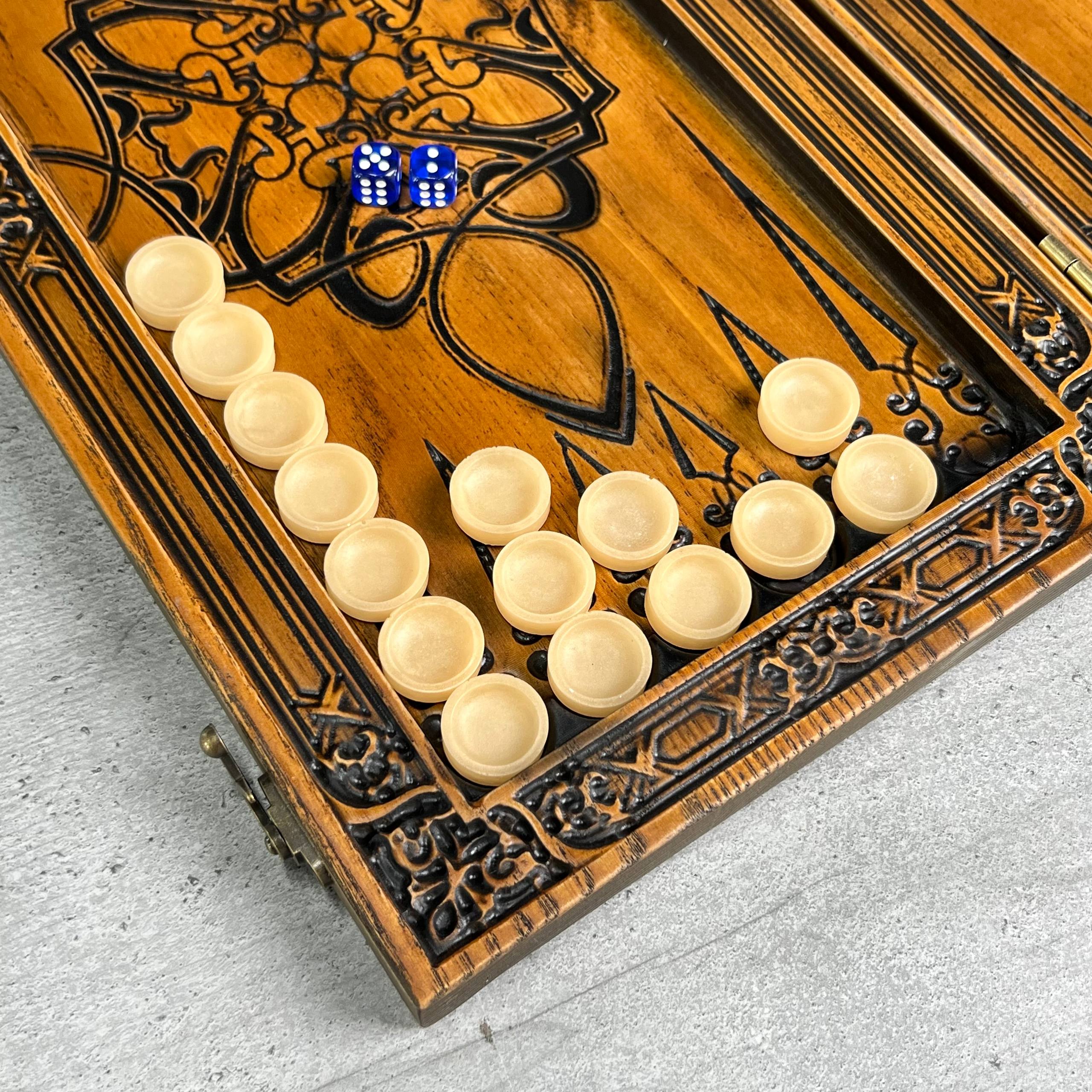Backgammon aus Holz, geschnitztes Backgammon personalisiert mit Löwe, Backgammon-Set, Geschenk für ihn, personalisiertes Backgammon-Set