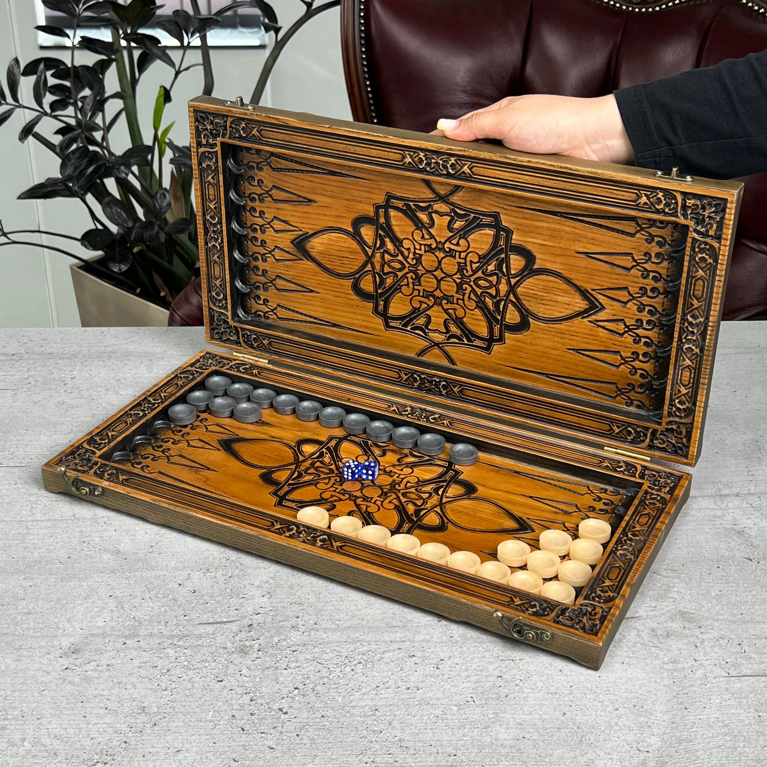 Backgammon aus Holz, geschnitztes Backgammon personalisiert mit Löwe, Backgammon-Set, Geschenk für ihn, personalisiertes Backgammon-Set