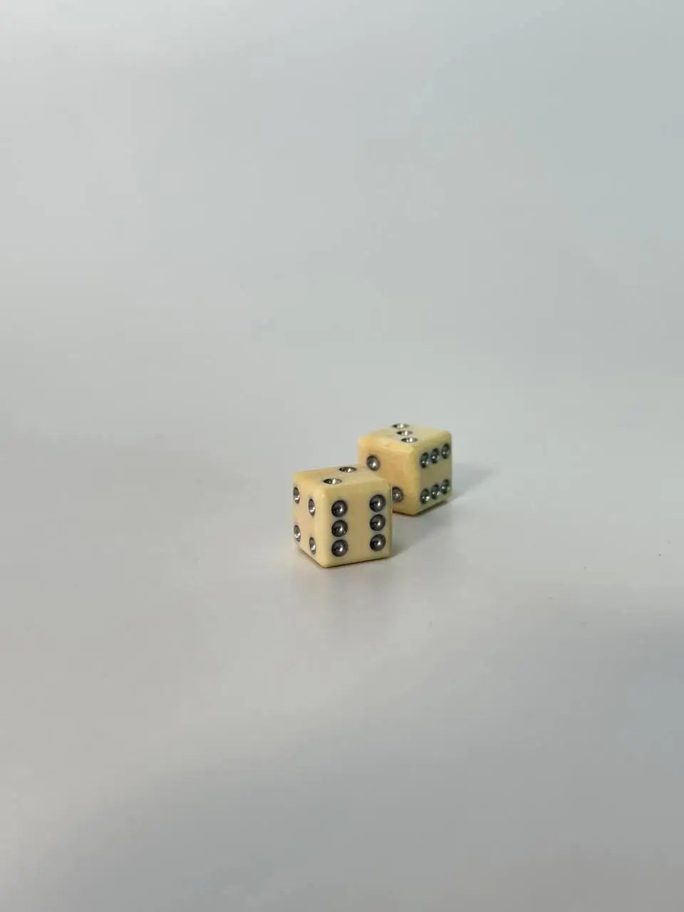 Royal Fossil Dice set – 10.5 mm | Black or Silver Pips