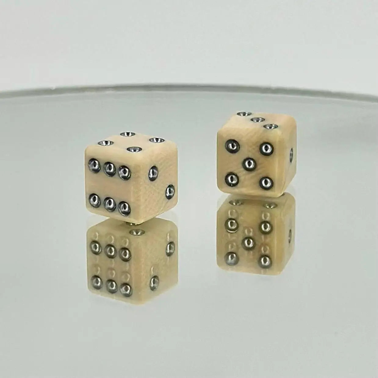 Royal Fossil Dice set – 10.5 mm | Black or Silver Pips