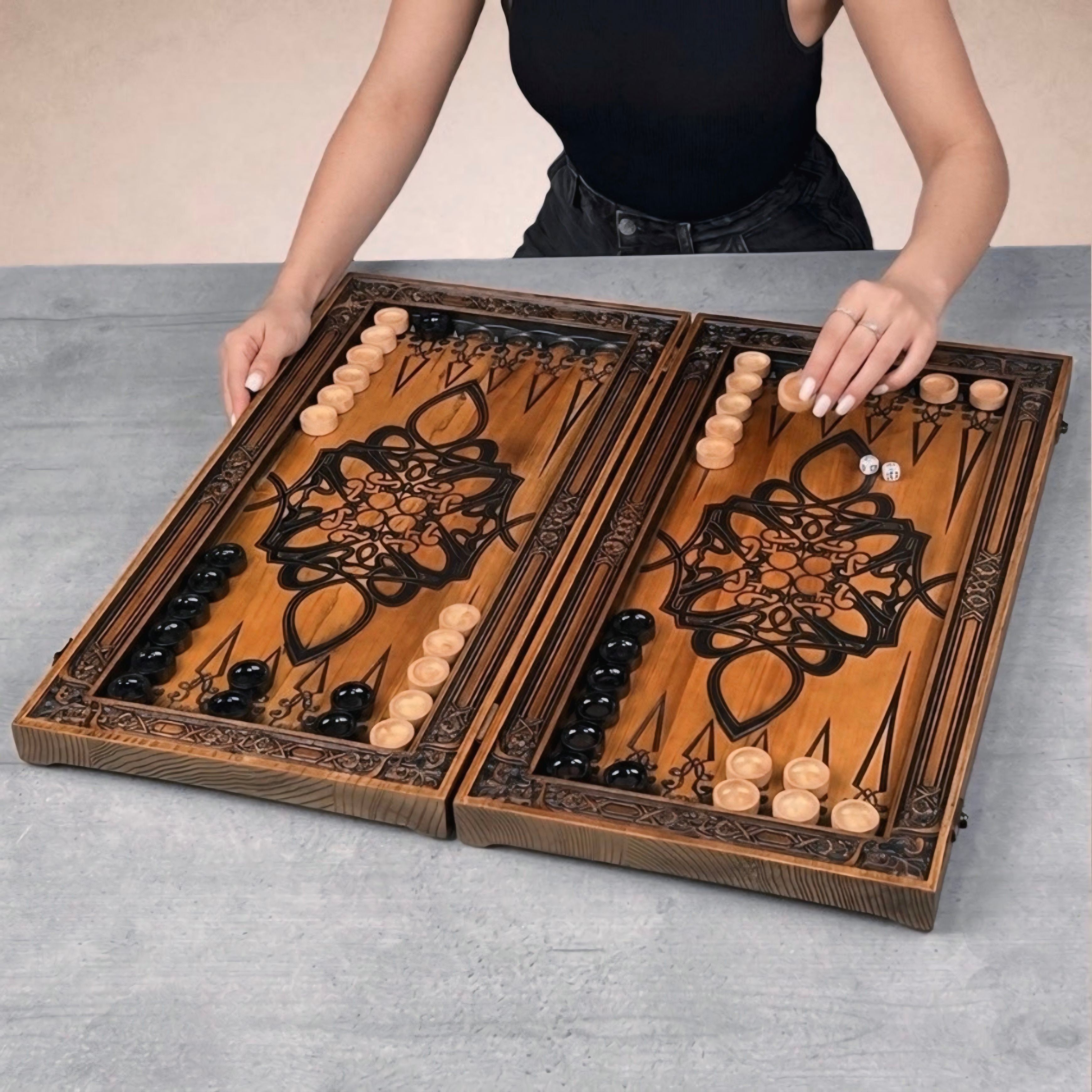 Backgammon en bois « Étoile et pistolets » – Style brutal et qualité sans compromis Prêt à offrir