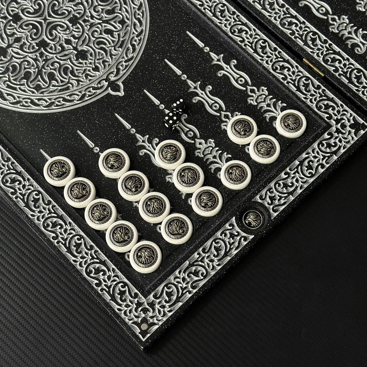 Luxus-Backgammon aus schwarzem Acrylstein "Silver Lion" 47×23cm, Steinbrett, Geschenkfertig | Kostenlose weltweite Lieferung