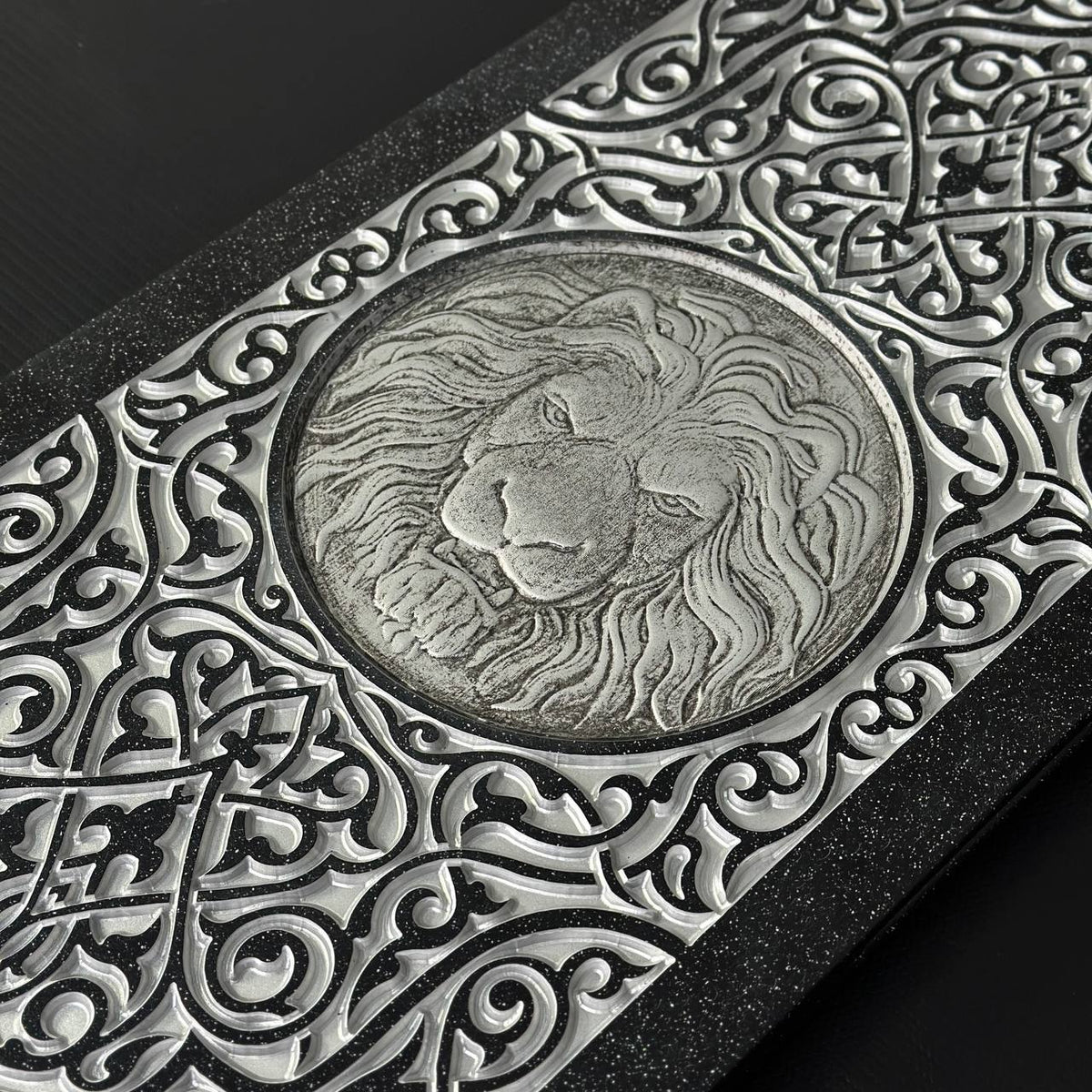 Luxus-Backgammon aus schwarzem Acrylstein "Silver Lion" 47×23cm, Steinbrett, Geschenkfertig | Kostenlose weltweite Lieferung