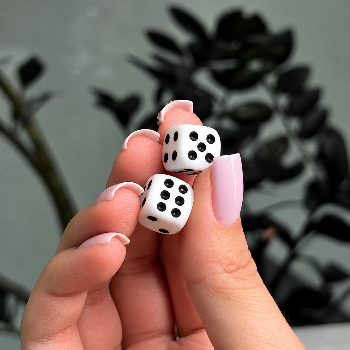 Paire de dés en plastique pour compléter votre jeu dans l'assortiment.