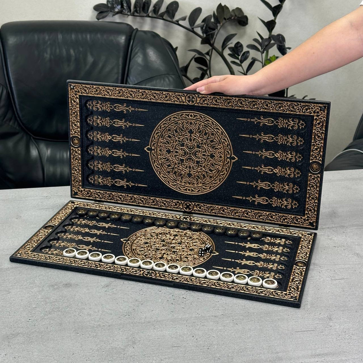 Luxus Backgammon aus schwarzem Acrylstein "Goldener Löwe" 58 x 28 cm, leichte Version, Geschenkfertig | Kostenlose weltweite Lieferung