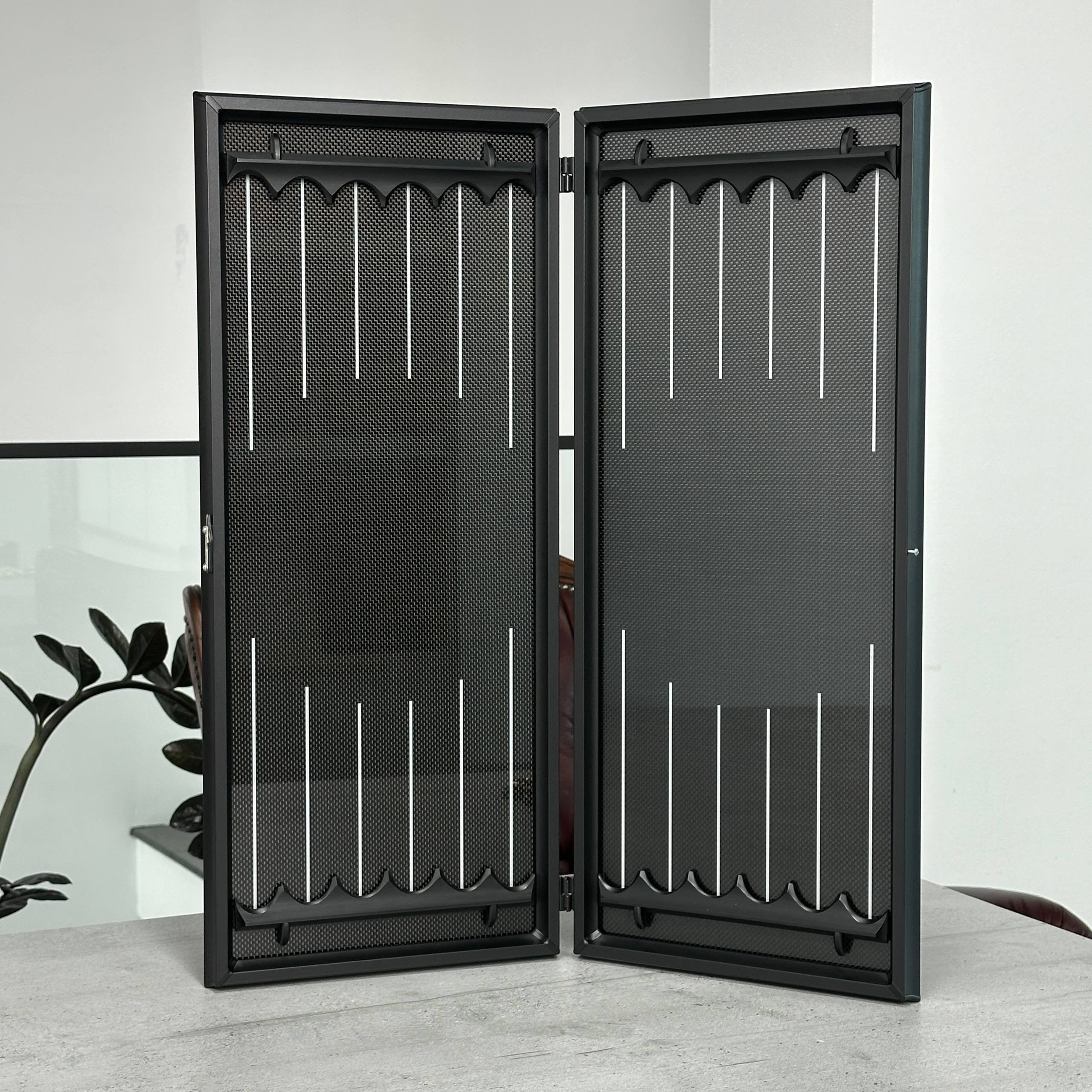 Backgammon aus Carbon und Metall, 61 x 23 cm, Art. 260000