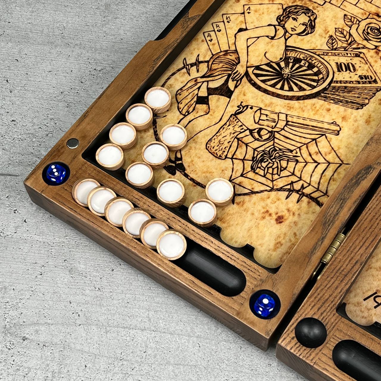 Backgammon en bois artisanal « Lion » avec jetons en résine époxy – Petit, élégant, personnalisable. Prêt à offrir