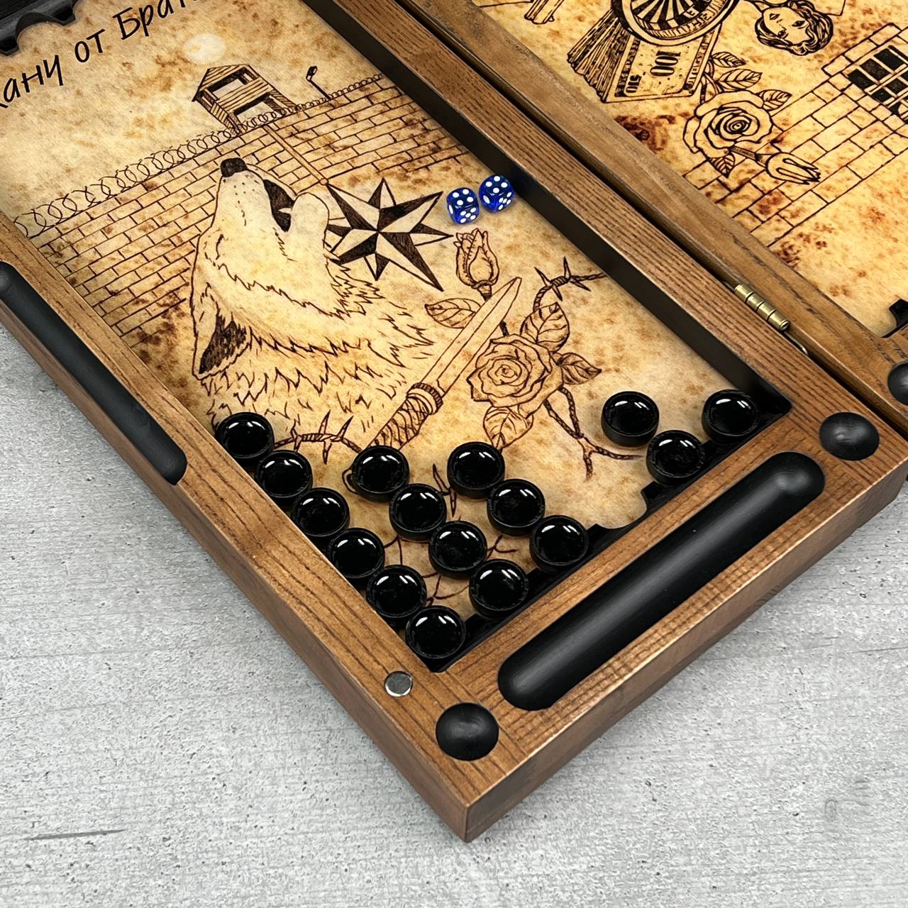 Backgammon en bois artisanal « Lion » avec jetons en résine époxy – Petit, élégant, personnalisable. Prêt à offrir