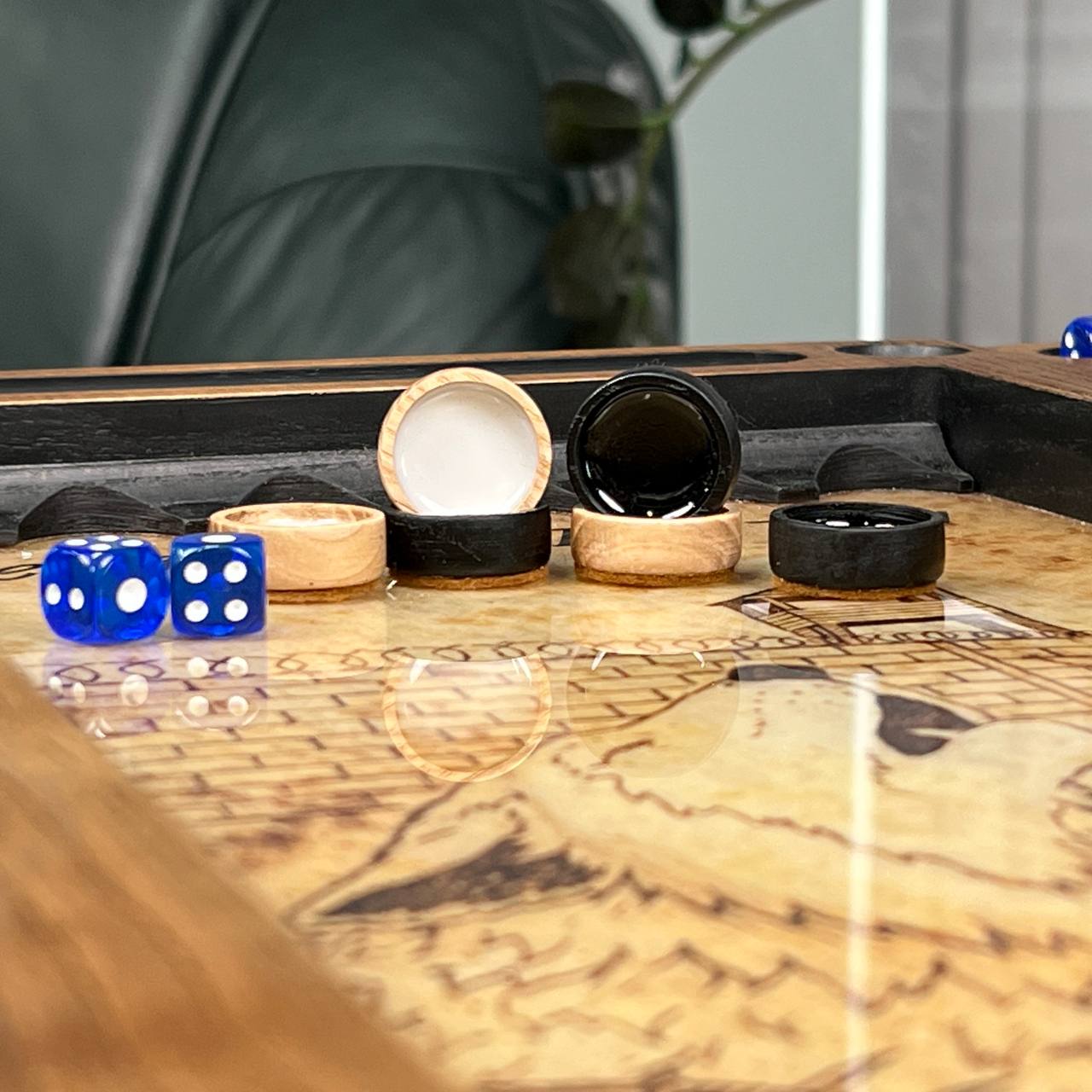 Backgammon en bois artisanal « Lion » avec jetons en résine époxy – Petit, élégant, personnalisable. Prêt à offrir