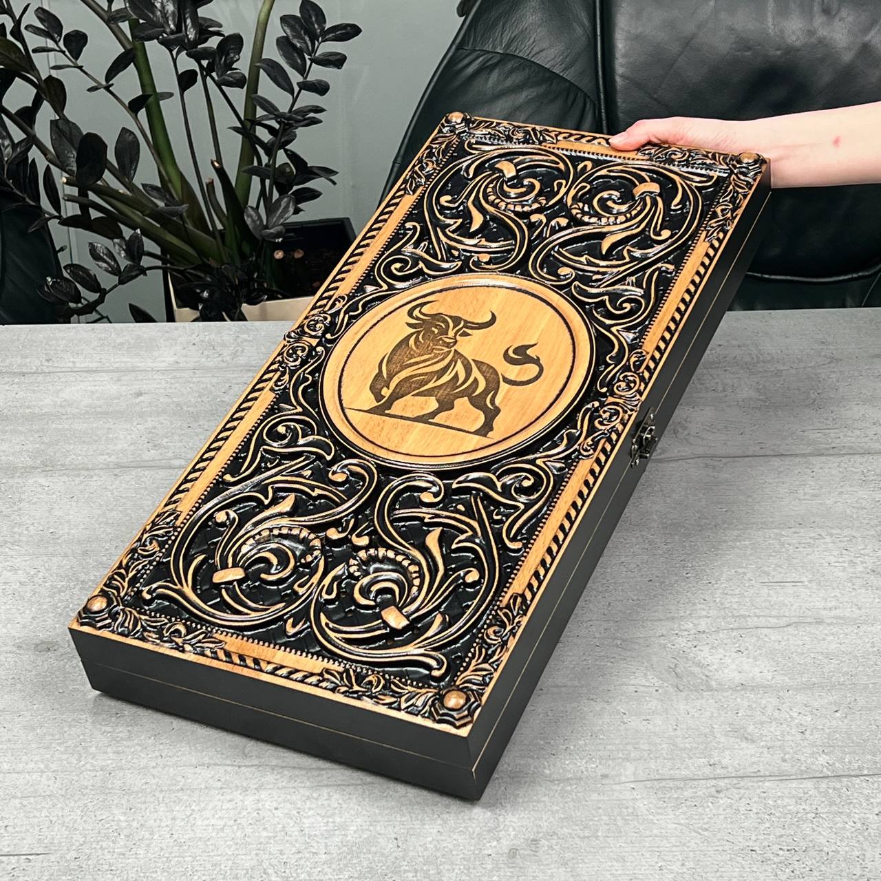 Handgefertigtes Holz-Backgammon „Löwe“ mit Epoxidharz-Chips – Klein, elegant, individuell anpassbar. Geschenkfertig
