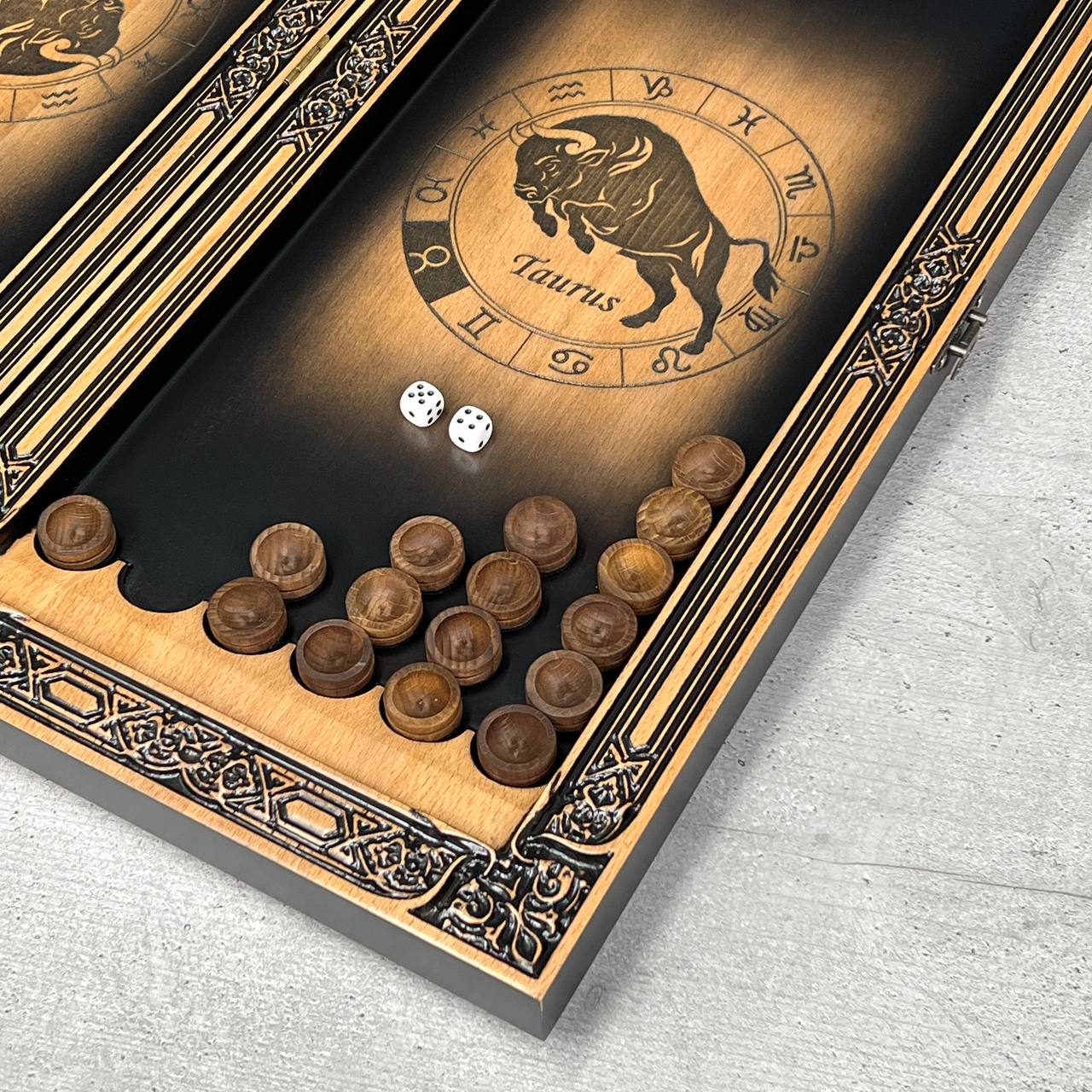 Handgefertigtes Holz-Backgammon „Löwe“ mit Epoxidharz-Chips – Klein, elegant, individuell anpassbar. Geschenkfertig