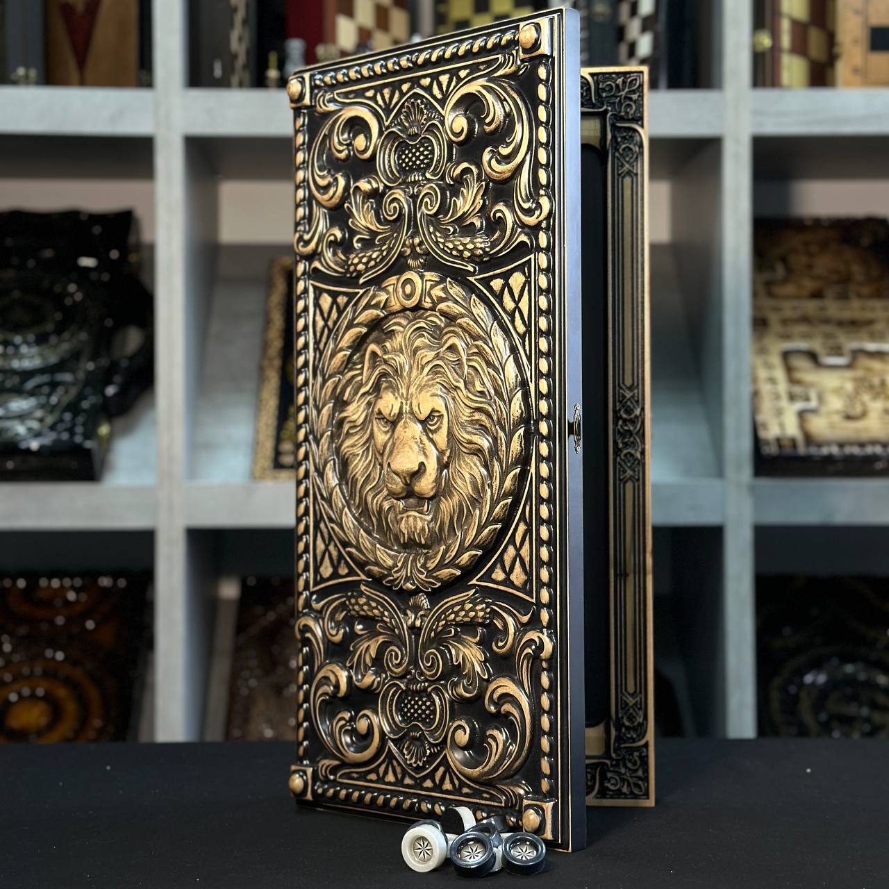 Backgammon en bois « Lion » - 60 x 28 mm, frêne de luxe, motif sculpté, prêt à offrir