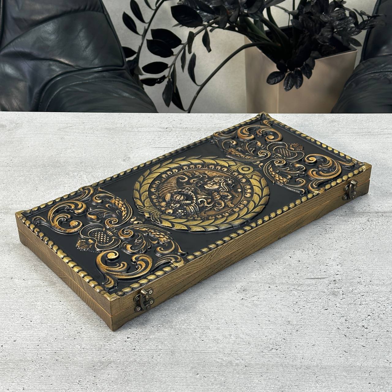 Backgammon en bois exclusif « Vigro Zodiac ». Personnalisable et prêt à offrir