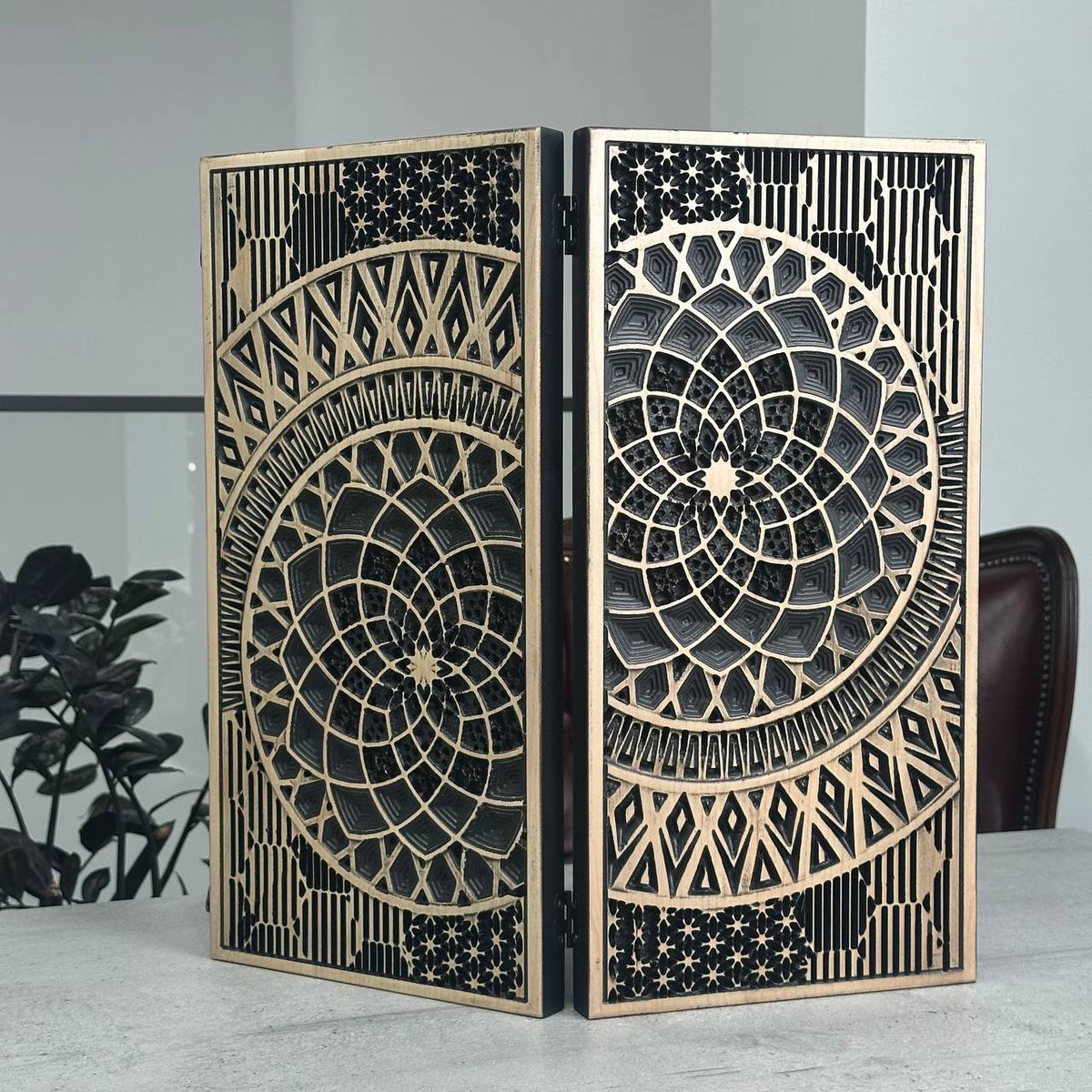 Hölzernes Backgammon-Brettspielset „Dollar“, 46×23×3cm, geschenkfertig und individuell anpassbar.
