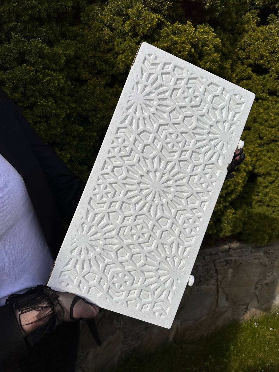 Schachspiel aus Acrylsteinen 47 x 24 cm: Ein luxuriöses Geschenk für wahre Kenner. Geschenkfertig