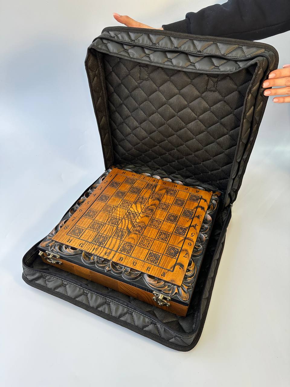 Exklusives handgeschnitztes Schach- und Damespiel aus Holz, 33 x 33 cm. Individuell gestaltet und als Geschenk geeignet
