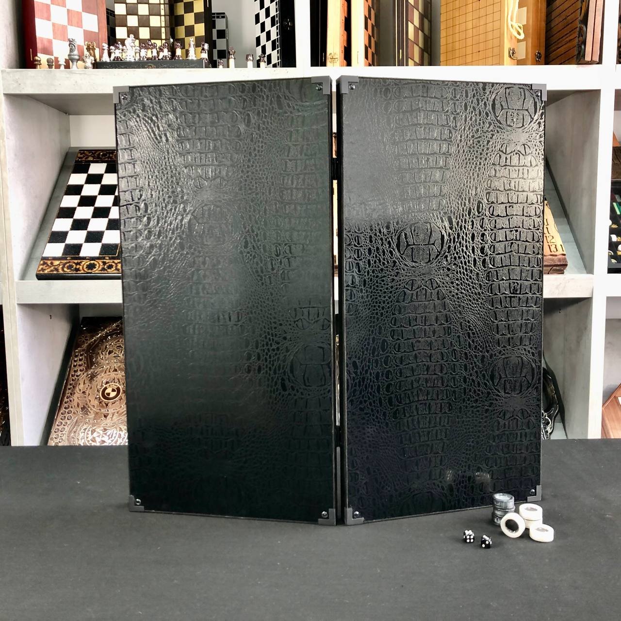Exklusives handgefertigtes Backgammon-Set aus Metall und Carbon, 60 x 30 cm, geschenkfertig