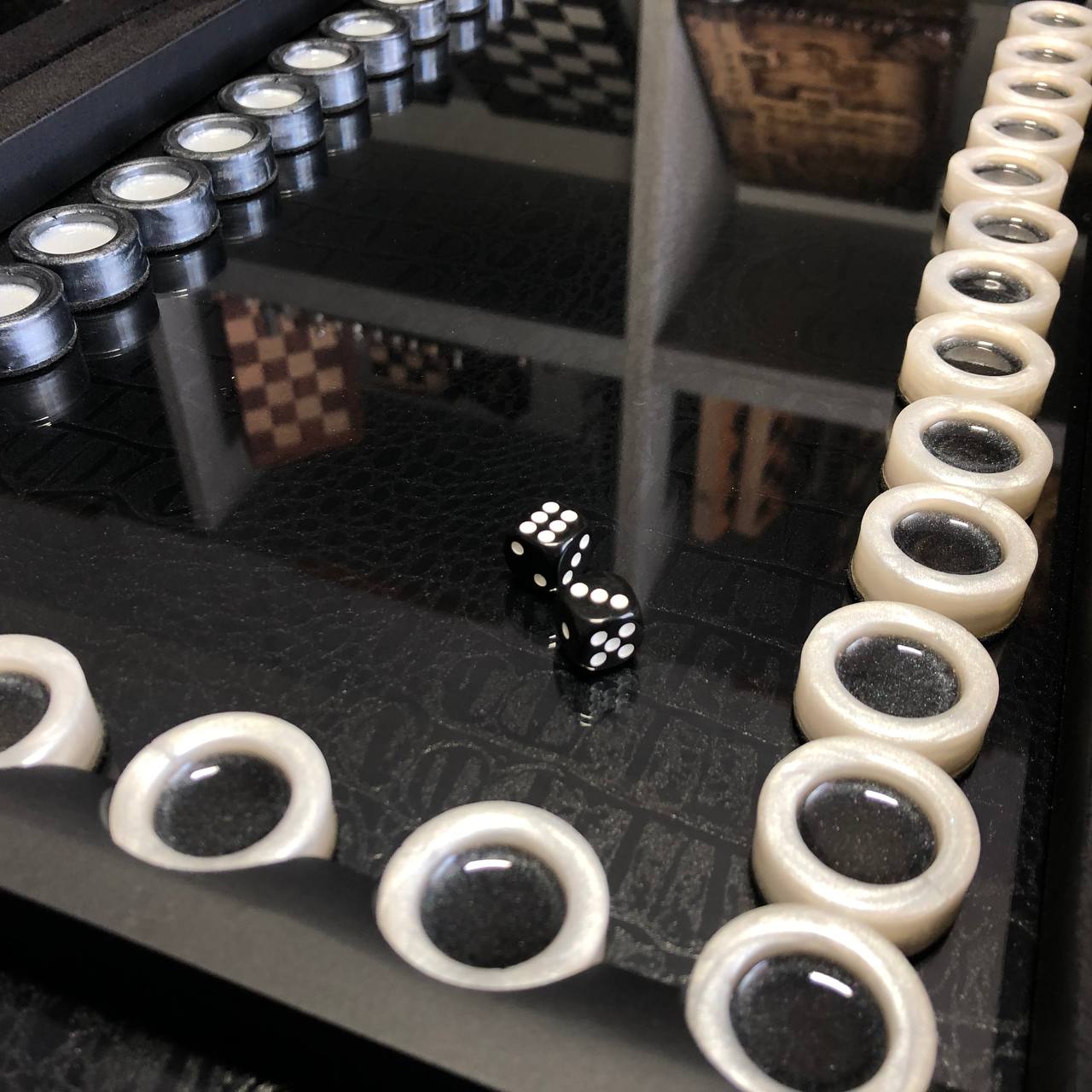 Exklusives handgefertigtes Backgammon-Set aus Metall und Carbon, 60 x 30 cm, geschenkfertig