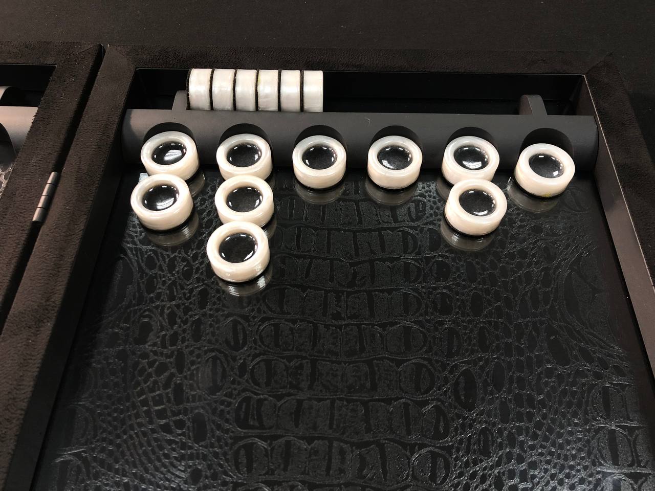 Exklusives handgefertigtes Backgammon-Set aus Metall und Carbon, 60 x 30 cm, geschenkfertig