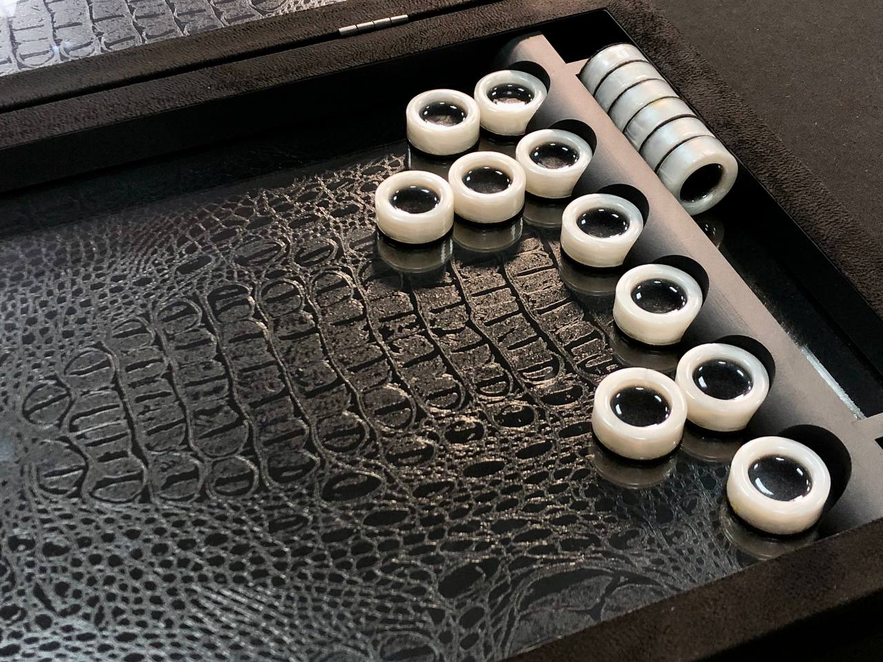 Exklusives handgefertigtes Backgammon-Set aus Metall und Carbon, 60 x 30 cm, geschenkfertig