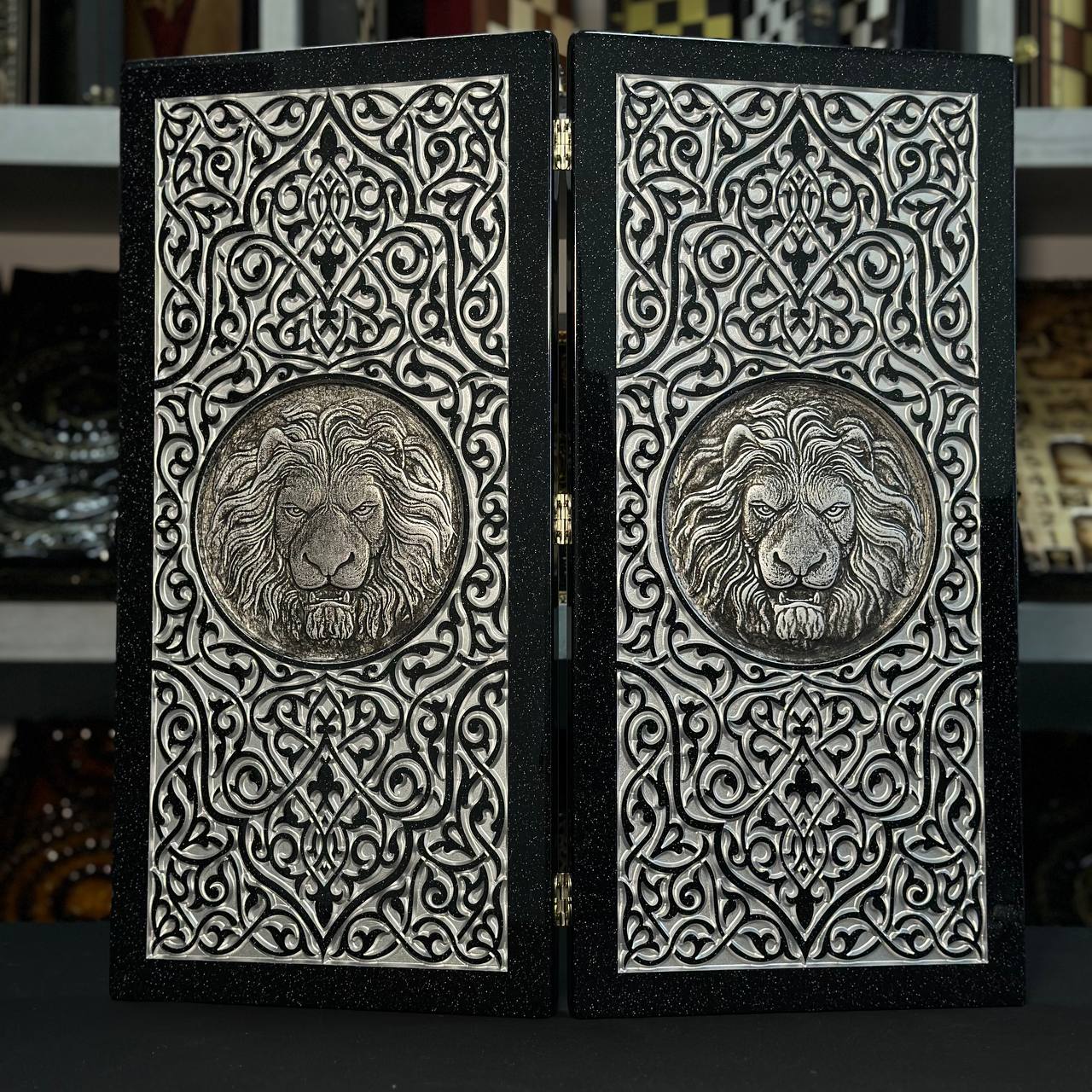 Luxus-Backgammon aus schwarzem Acrylstein "Silver Lion" 58×28cm, Steinbrett Geschenkfertig