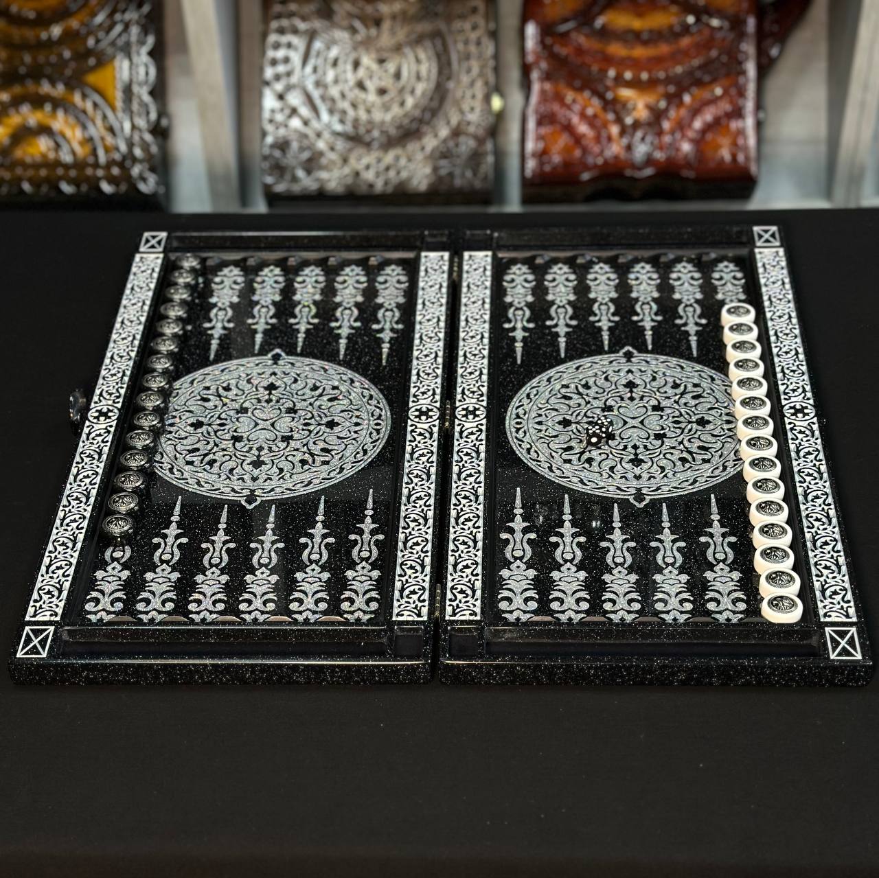Luxus-Backgammon aus schwarzem Acrylstein "Silver Lion" 58×28cm, Steinbrett Geschenkfertig