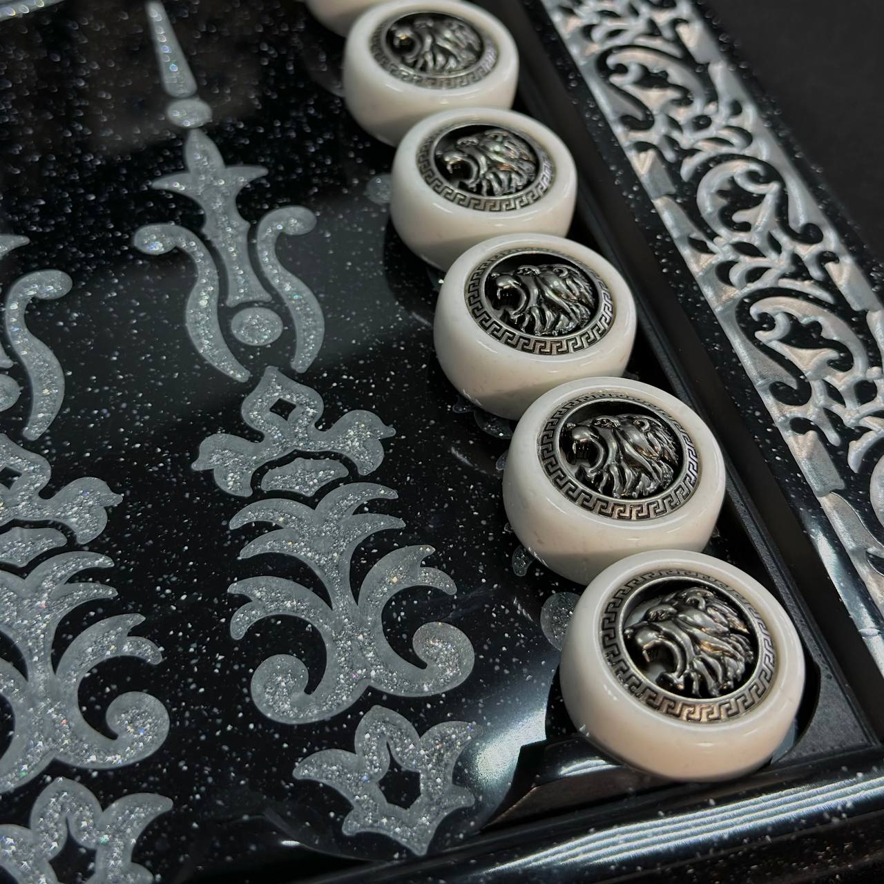 Luxus-Backgammon aus schwarzem Acrylstein "Silver Lion" 58×28cm, Steinbrett Geschenkfertig