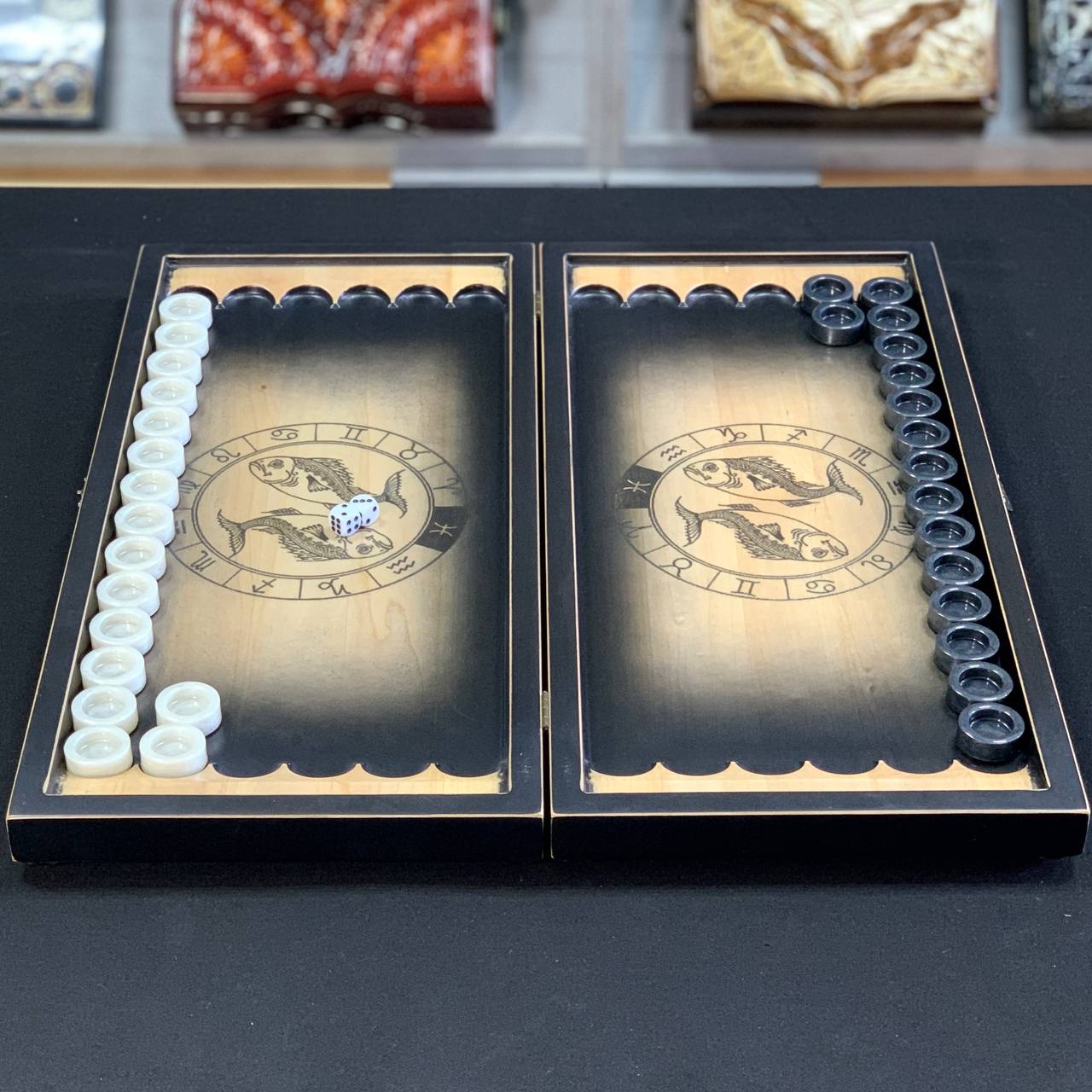 Backgammon-Brett aus Holz mit dem Sternzeichen Fische – handgefertigt, personalisierbar, geschenkfertig