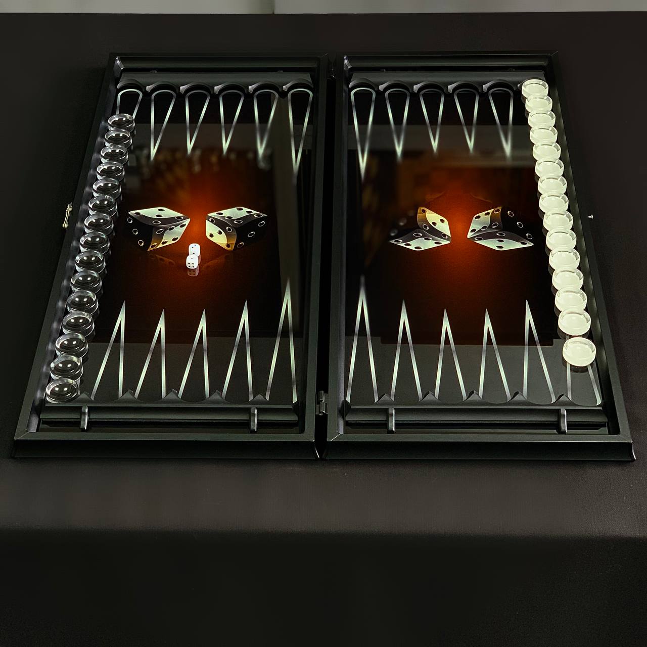 Plateau de jeu élégant 3 en 1 en verre : échecs, backgammon en verre et dames. Prêt à offrir. Personnalisé