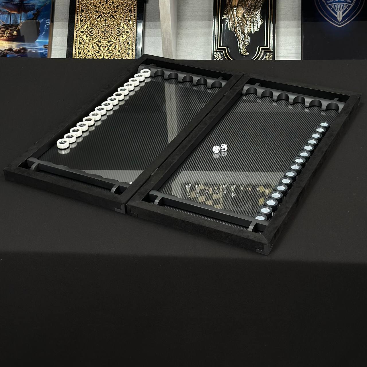 Exklusives Carbon Backgammon Set im Aluminiumrahmen mit Glasinnenraum, 60*30 cm, Art.555000 Geschenkfertig