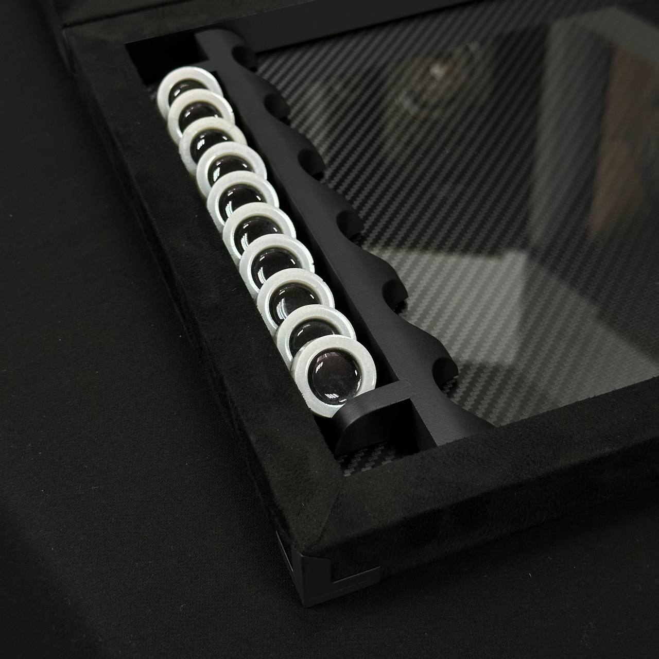 Exklusives Carbon Backgammon Set im Aluminiumrahmen mit Glasinnenraum, 60*30 cm, Art.555000 Geschenkfertig