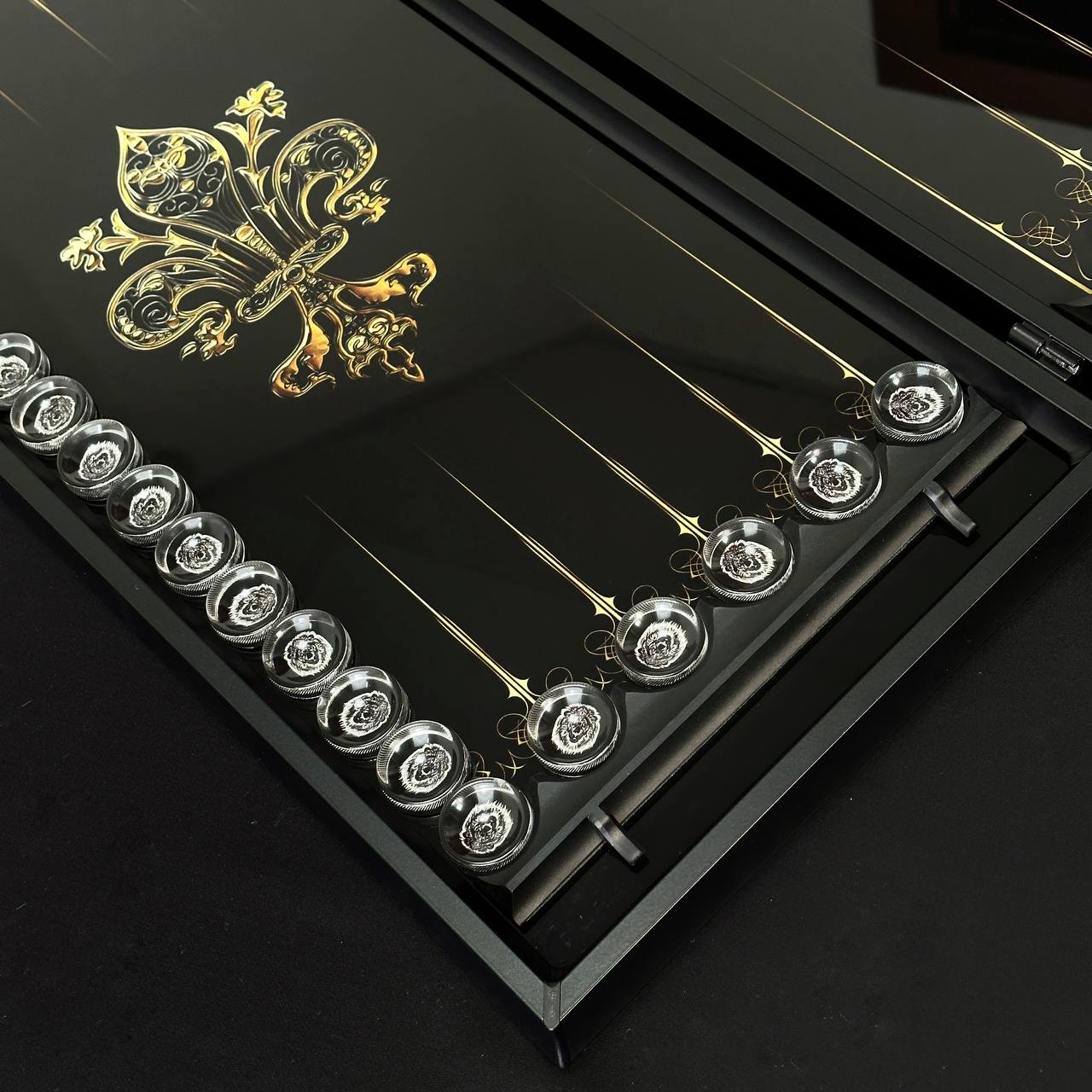 Backgammon-Set aus Glas LÖWE, 61 x 27 x 5 cm, personalisiertes und exklusives Design. Als Geschenk geeignet.