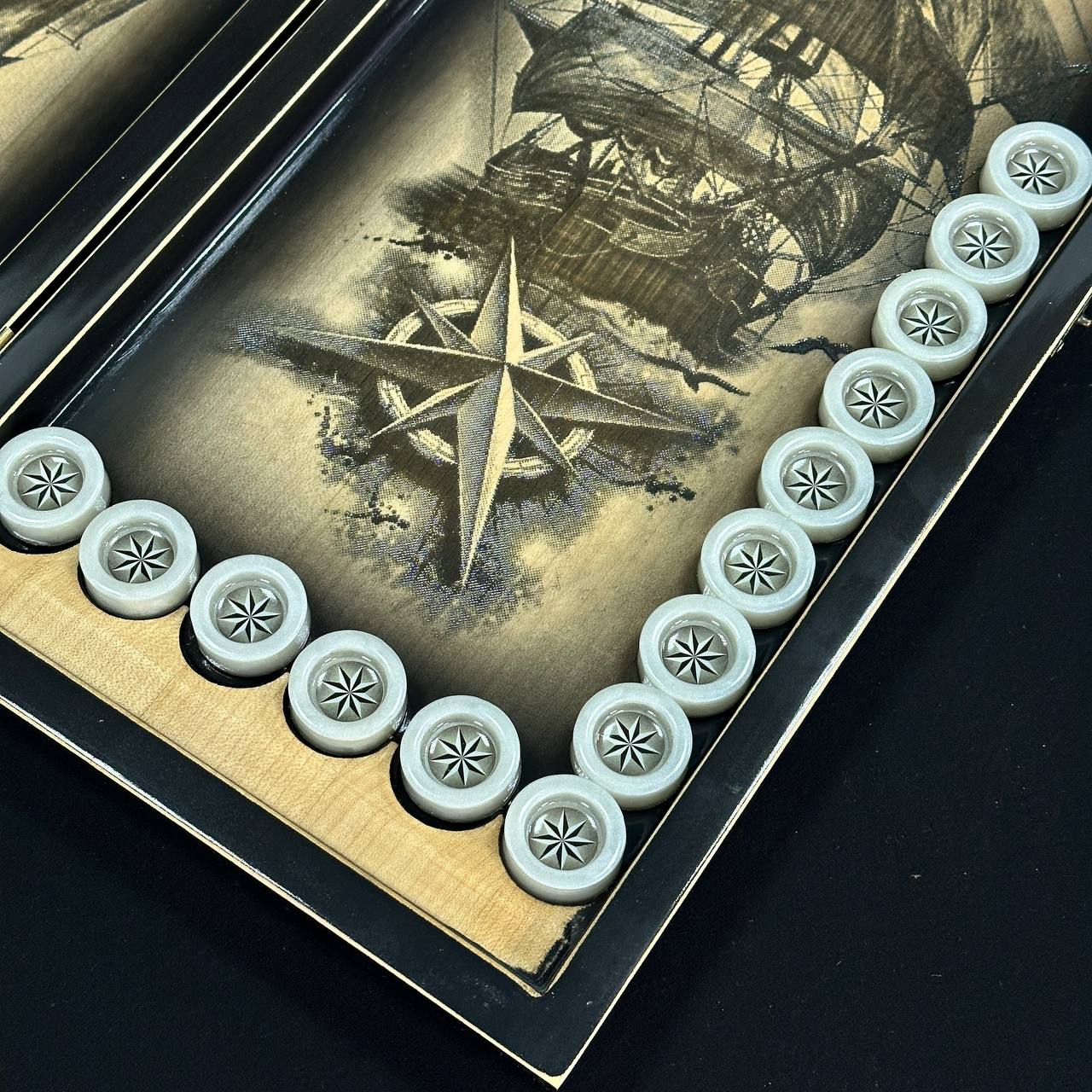 Jeu de backgammon en bois Jeu de société "Bateau", 50*23cm. Prêt à offrir. Idée cadeau élégante