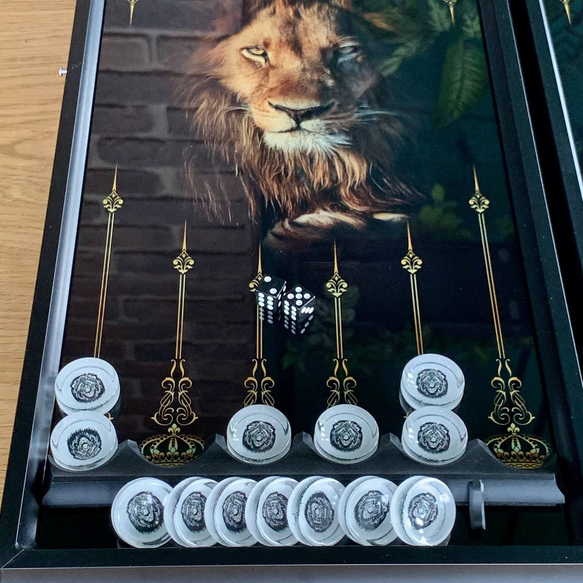 Jeu de backgammon en verre, LION Black&White 61*27*5cm, Design personnalisé et exclusif. Prêt à offrir.