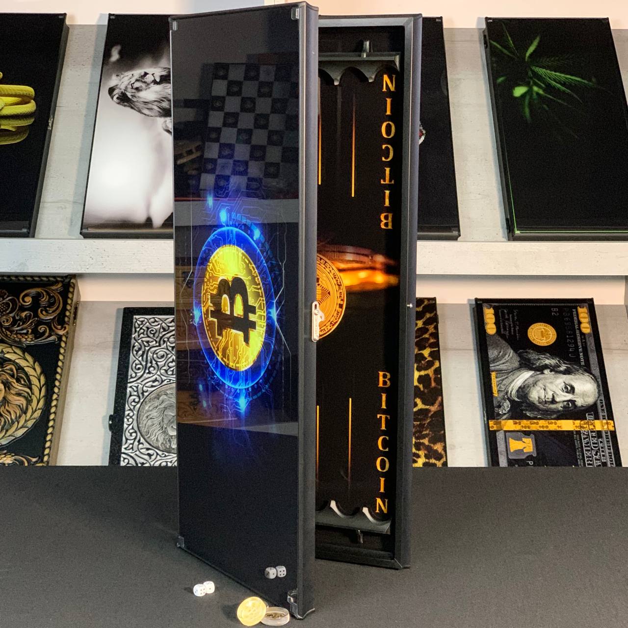 Backgammon-Brett aus Glas „Blue Bitcoin“ 61 x 27 cm, luxuriöses Brettspielset als Geschenk
