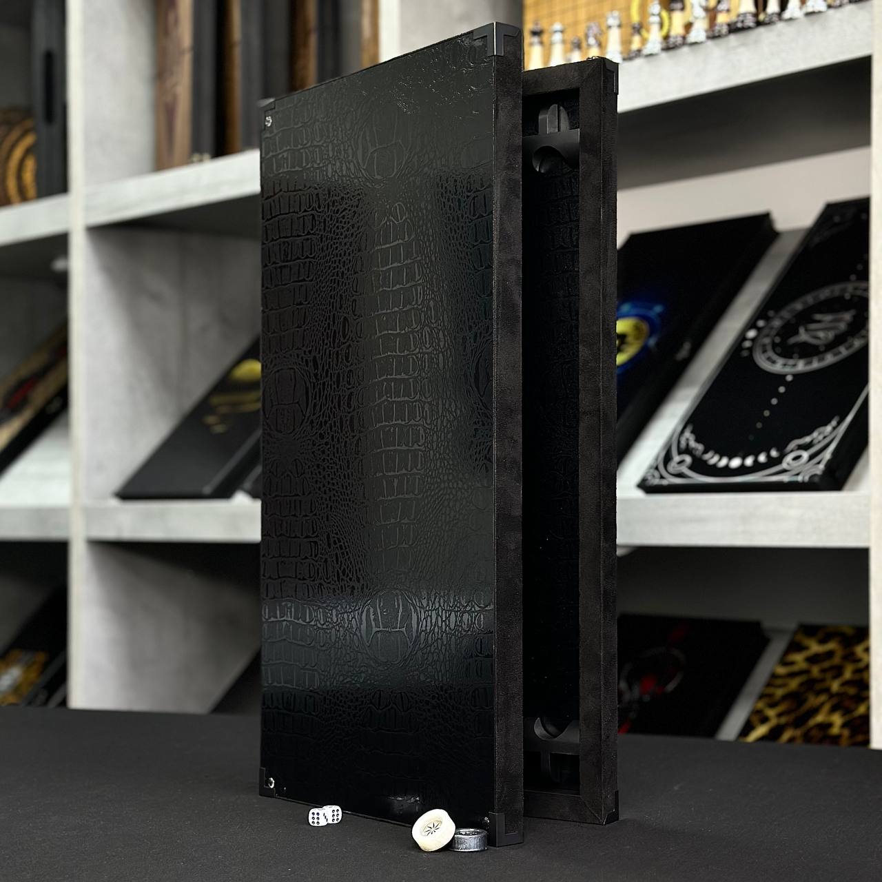 Exklusives handgefertigtes Backgammon-Set aus Metall und Carbon, 60 x 30 cm, geschenkfertig