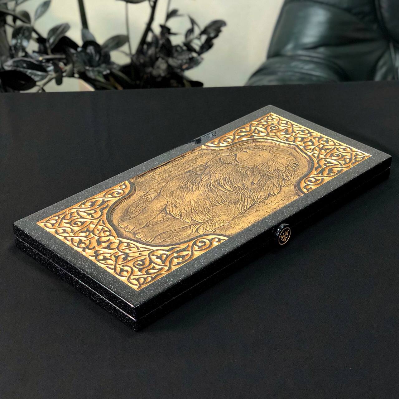 Luxuriöses Backgammon aus schwarzem Acrylstein „Großer goldener Löwe“ 58 x 28 cm, als Geschenk geeignet und individuell anpassbar