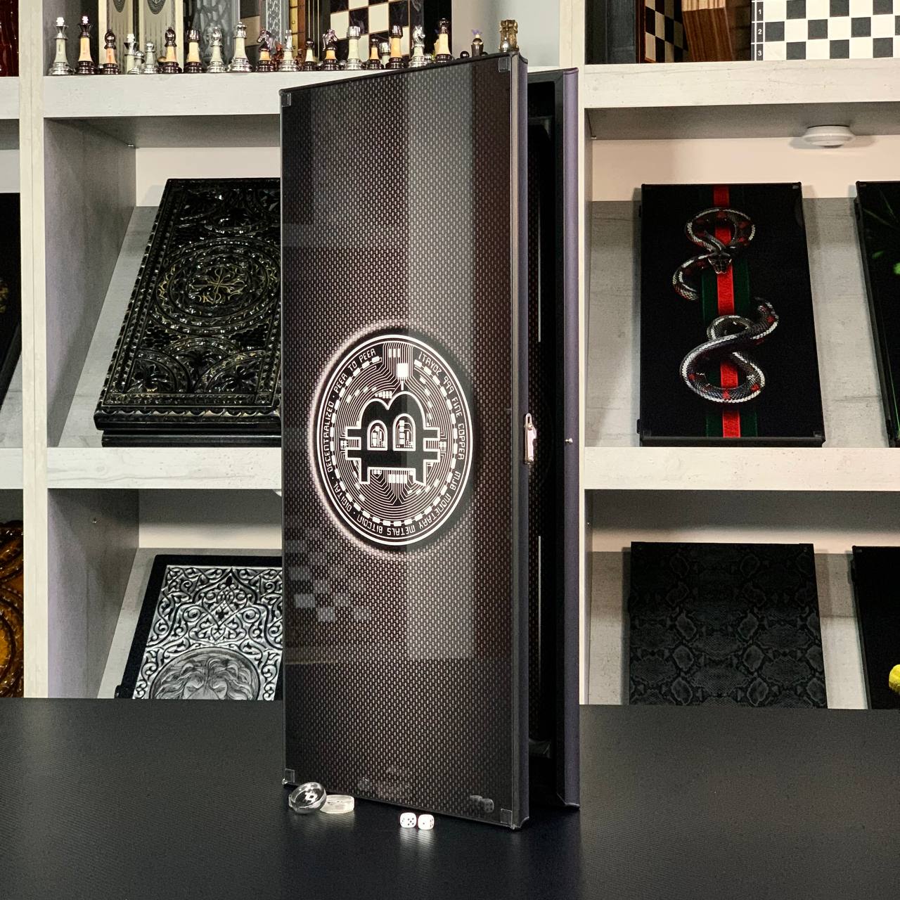 Glas-Backgammon-Brett "Carbon-Bitcoin" 61*27cm, Luxus-Geschenk-fertiges Brettspiel-Set
