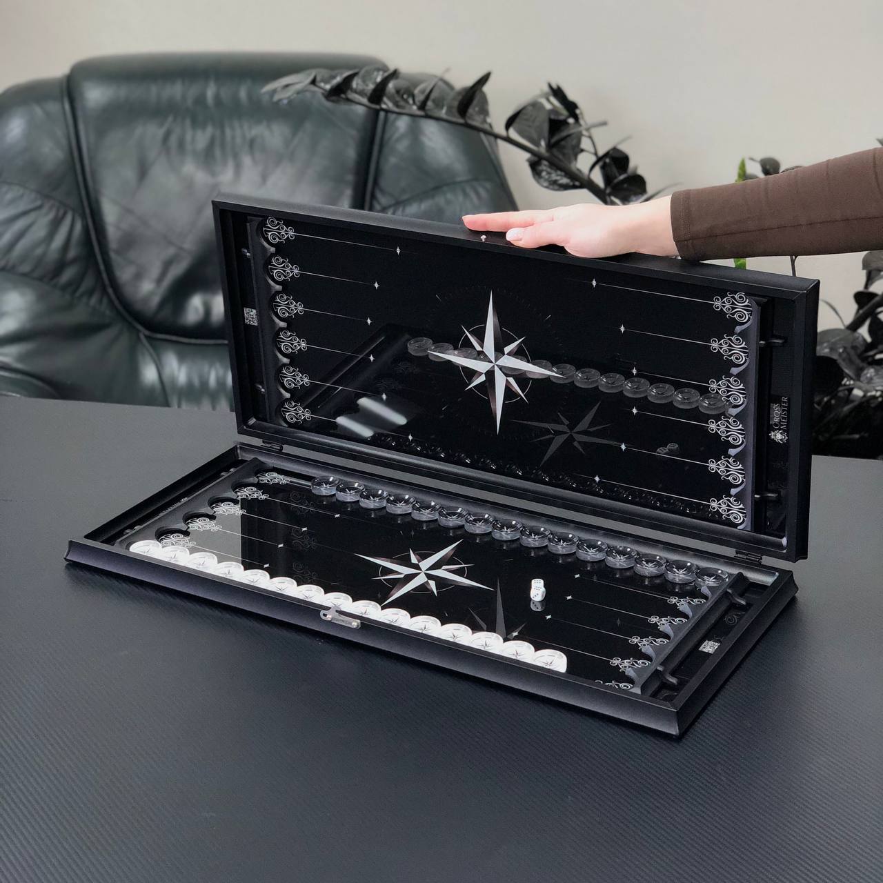 Handgefertigtes luxuriöses Backgammon-Set aus Glas, 61 x 27 cm. Individuell gestaltet, als Geschenk geeignet