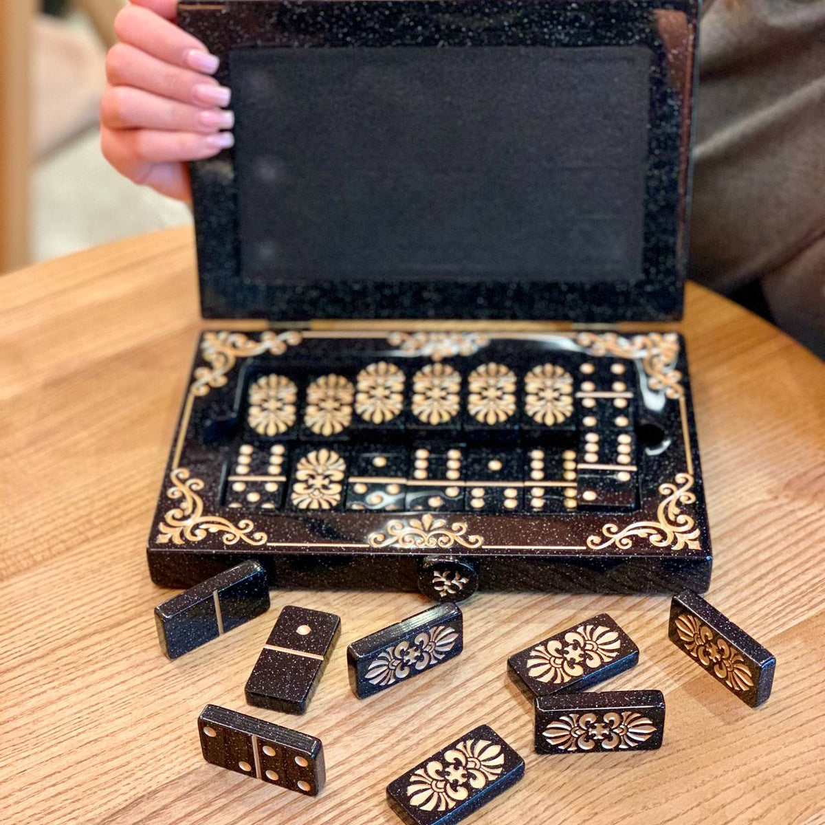Dominostein-Set aus Stein, in einer Aufbewahrungsbox aus Stein oder Holz. Individuell gestaltet und als Geschenk geeignet.
