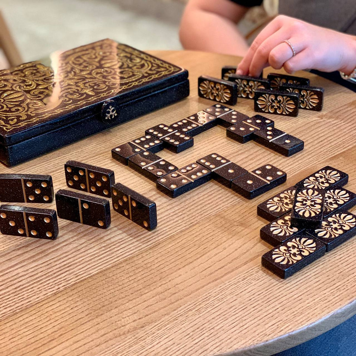 Dominostein-Set aus Stein, in einer Aufbewahrungsbox aus Stein oder Holz. Individuell gestaltet und als Geschenk geeignet.
