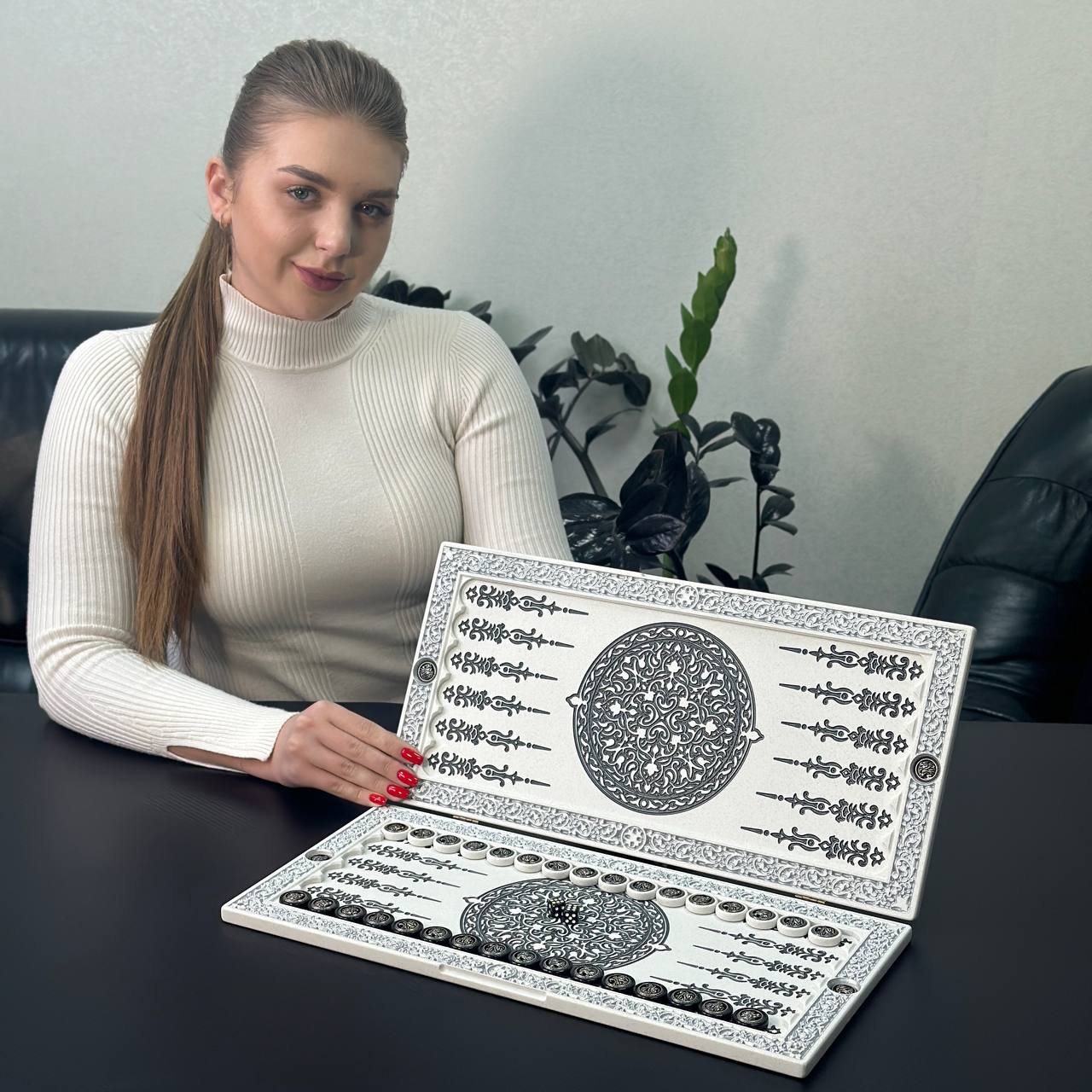 Luxuriöses weißes ACRYLSTEIN Backgammon X Großes handgemachtes Brettspiel, Geschenkfertig