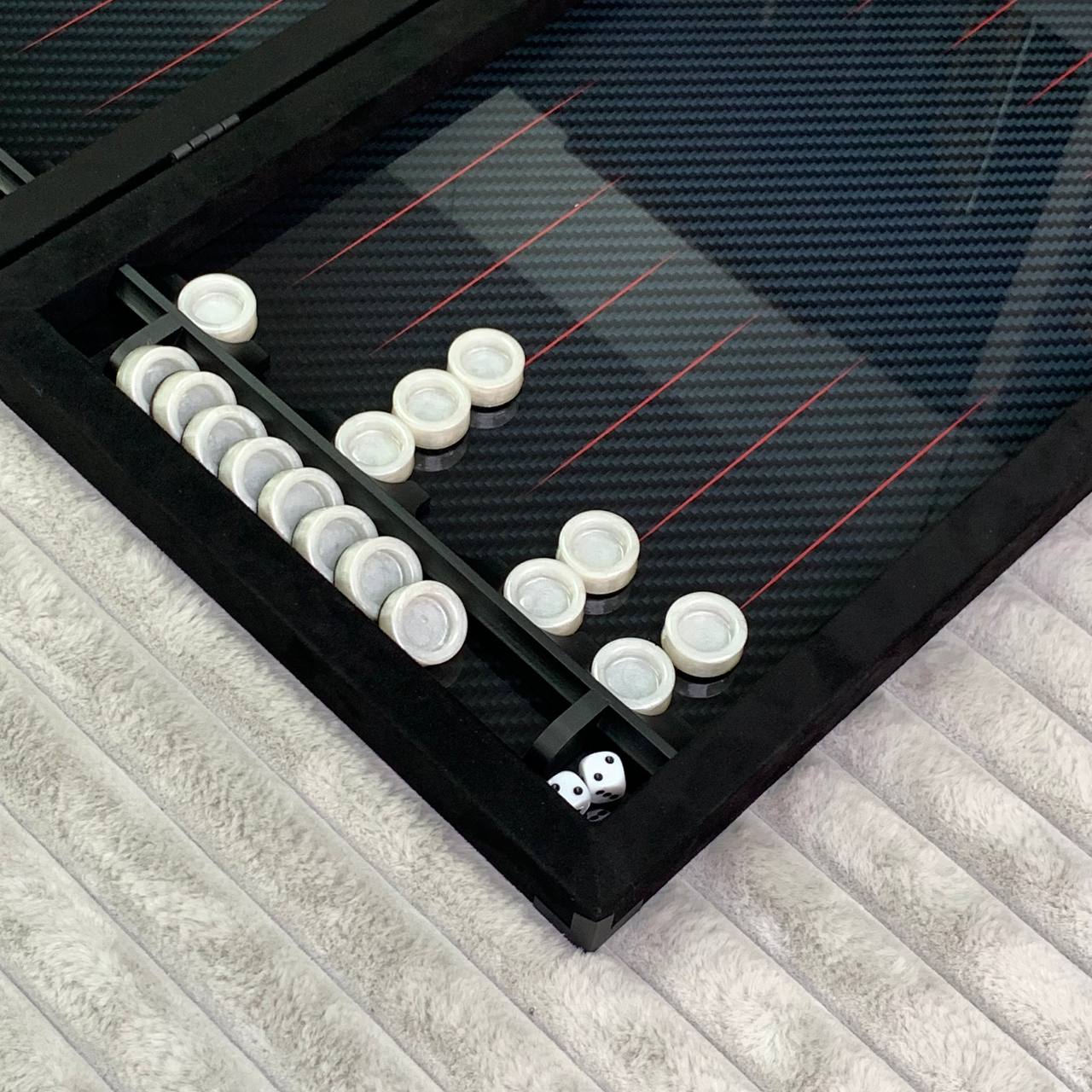 Ensemble de backgammon luxueux fait main en métal et carbone 60*30cm avec pièces en métal, prêt à offrir VIP