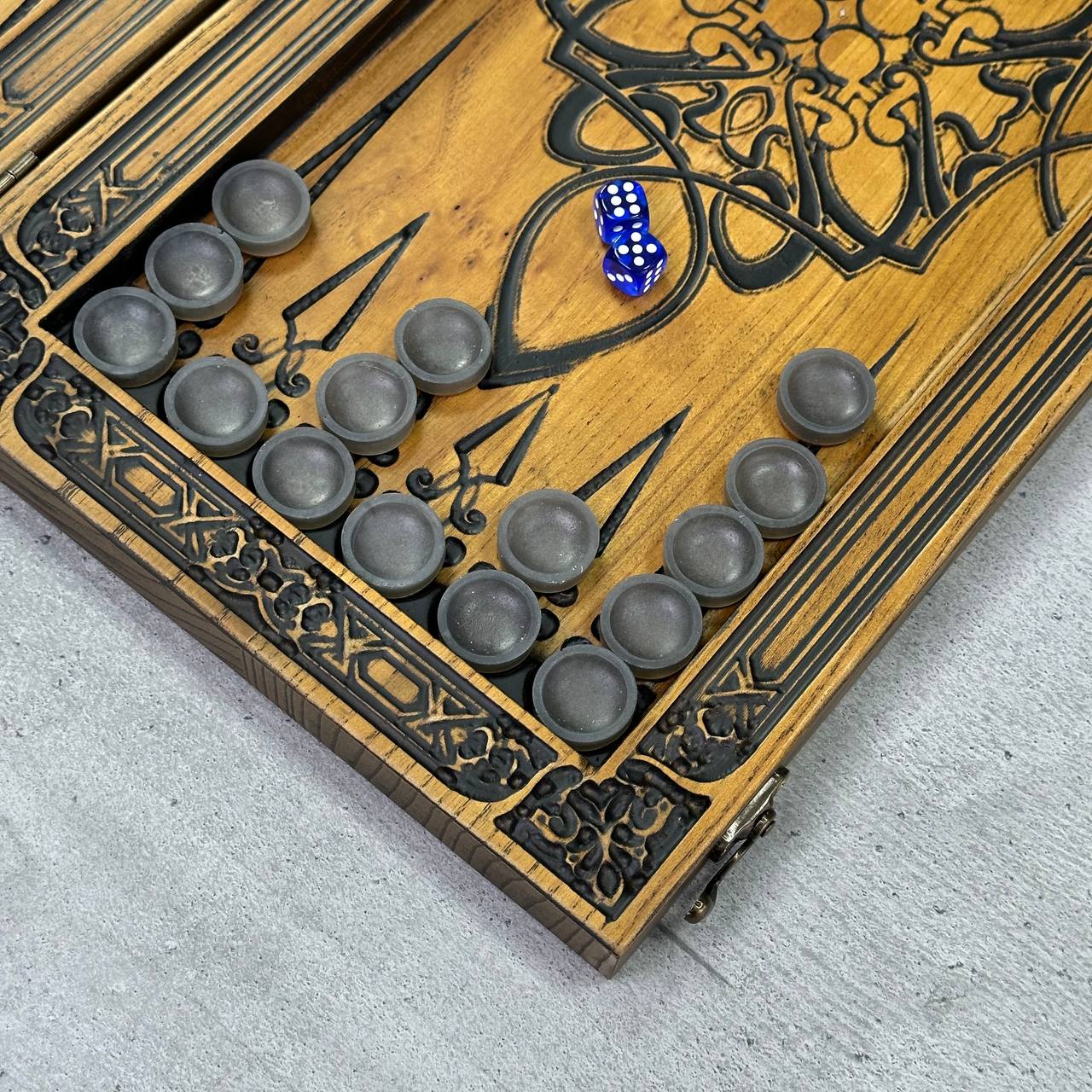 Jeu de backgammon en bois "Loup", 46×23×3cm, prêt à offrir et personnalisé.